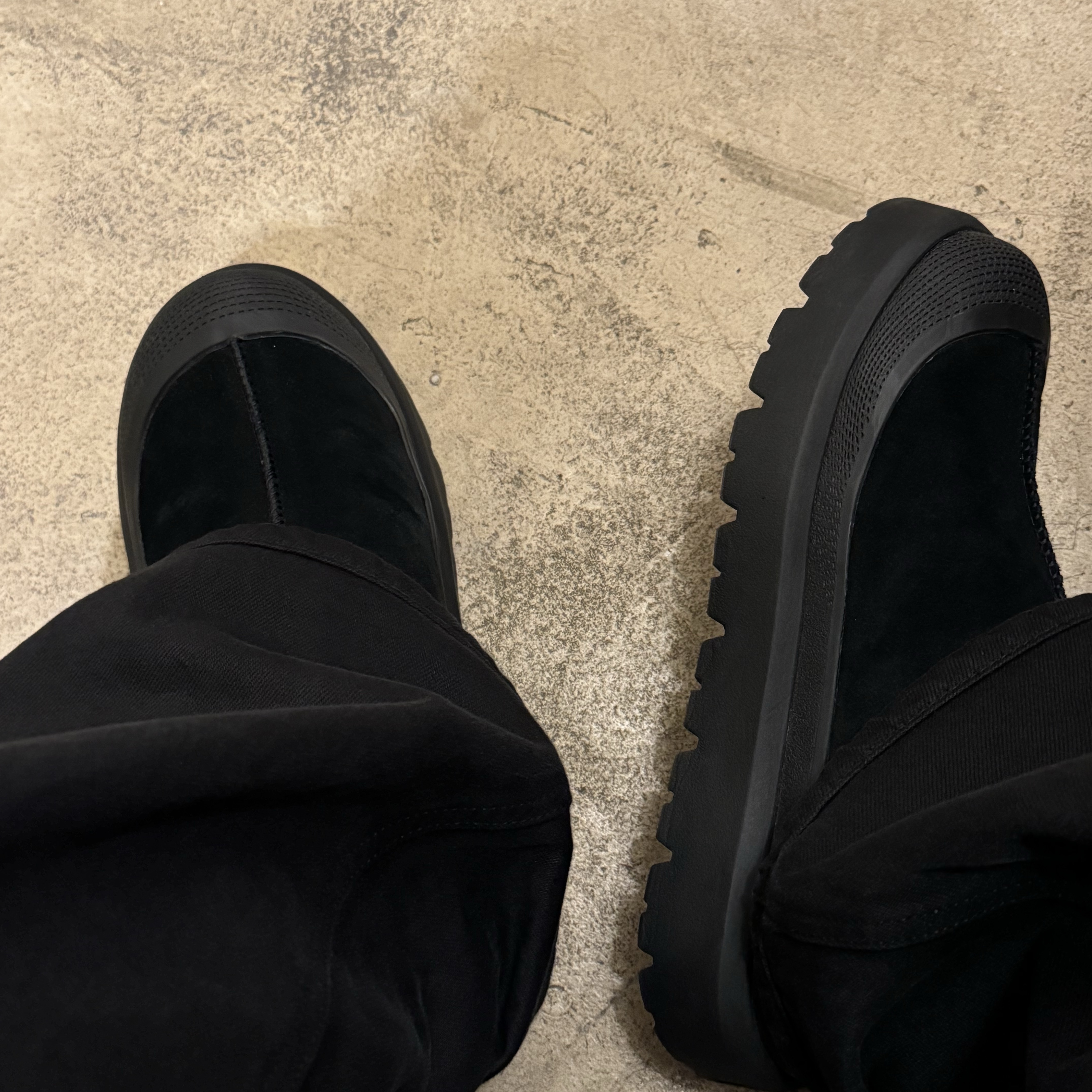 UGG Tasman Weather Hybrid Black 착용 스타일