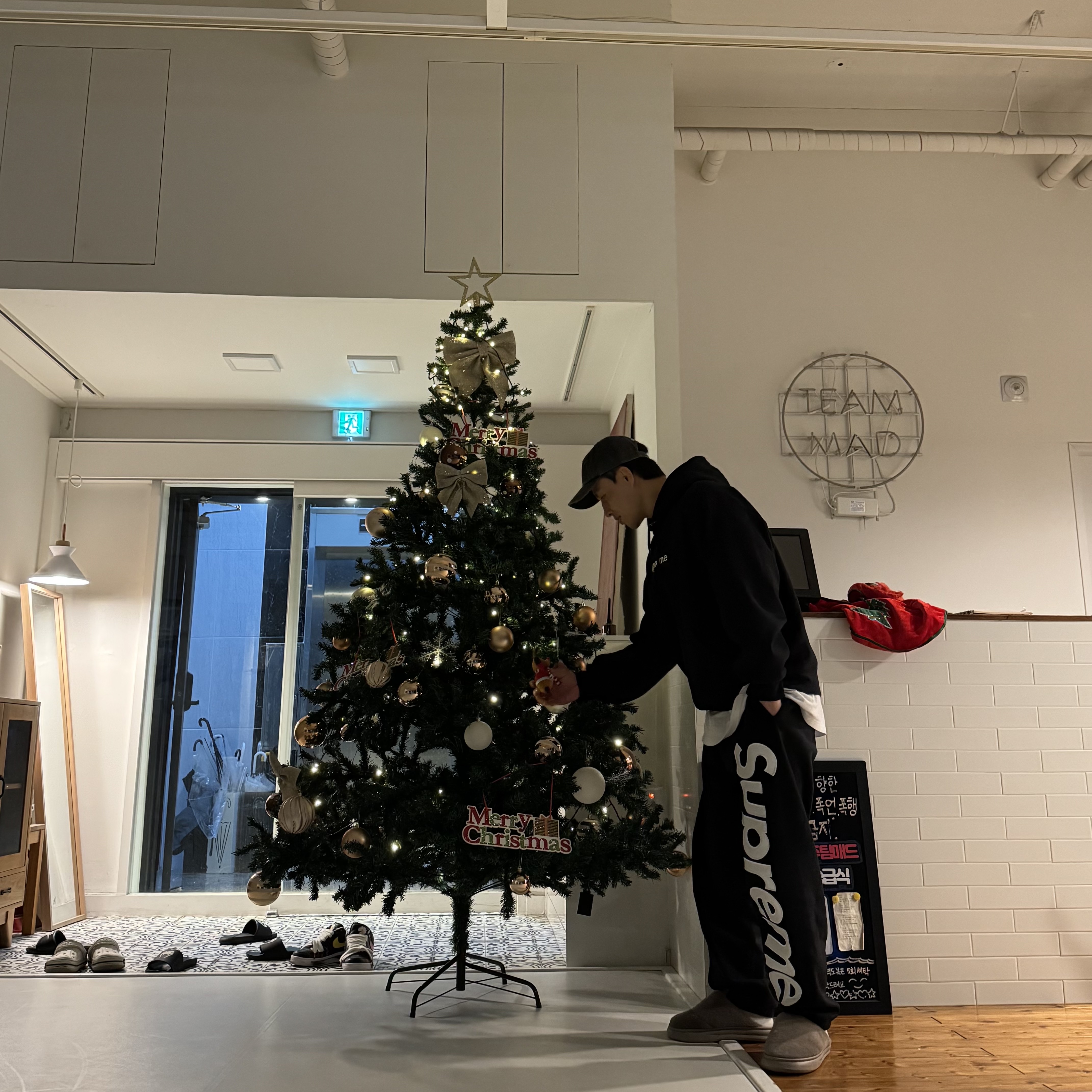 Supreme Box Logo Hooded Sweatshirt Black - 23FW, Supreme Satin Applique Sweatpants Black - 24FW 착용 스타일 - 2