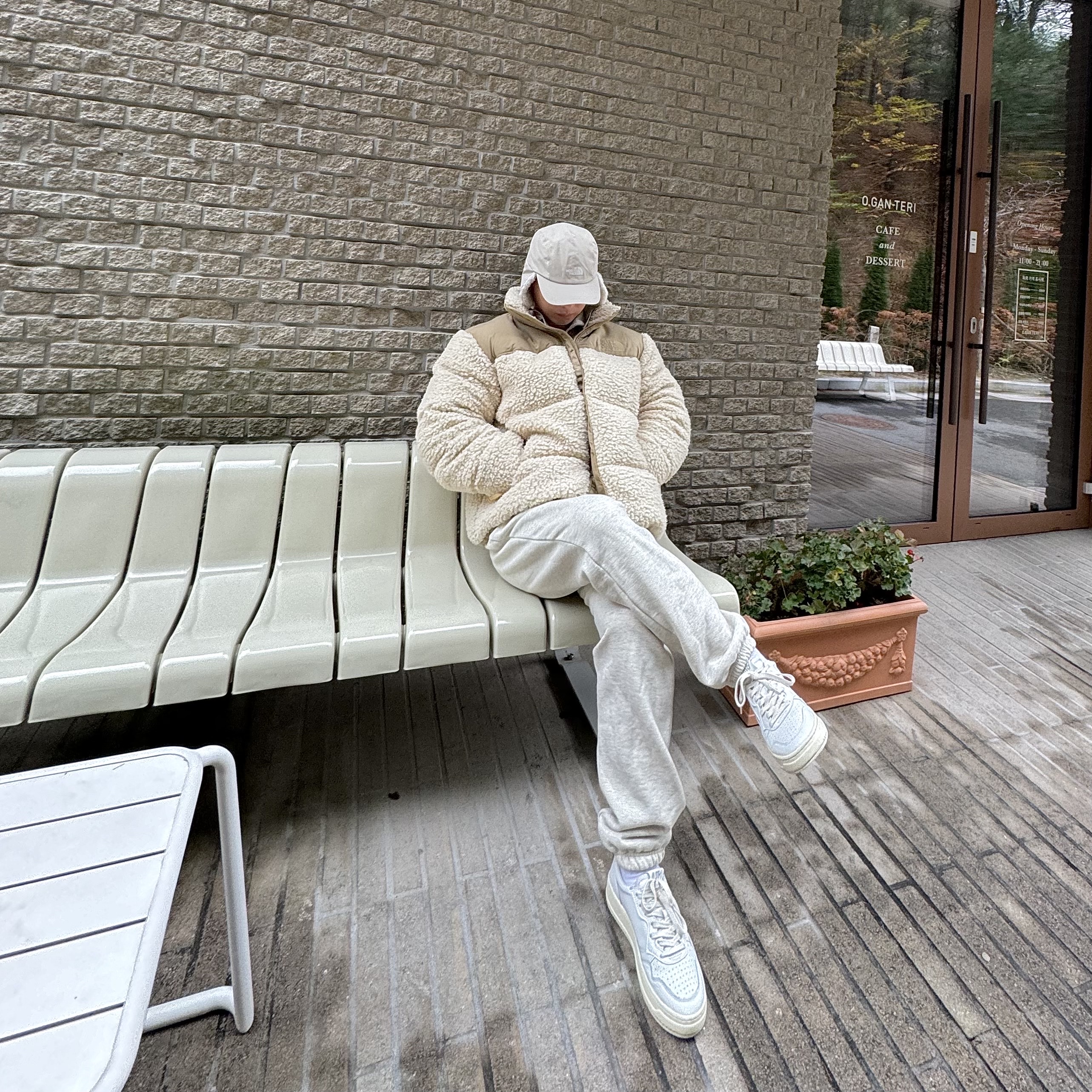 The North Face Sherpa Nuptse Jacket Beige, IAB Studio Half Zip-Up Oatmeal Burgundy 착용 스타일