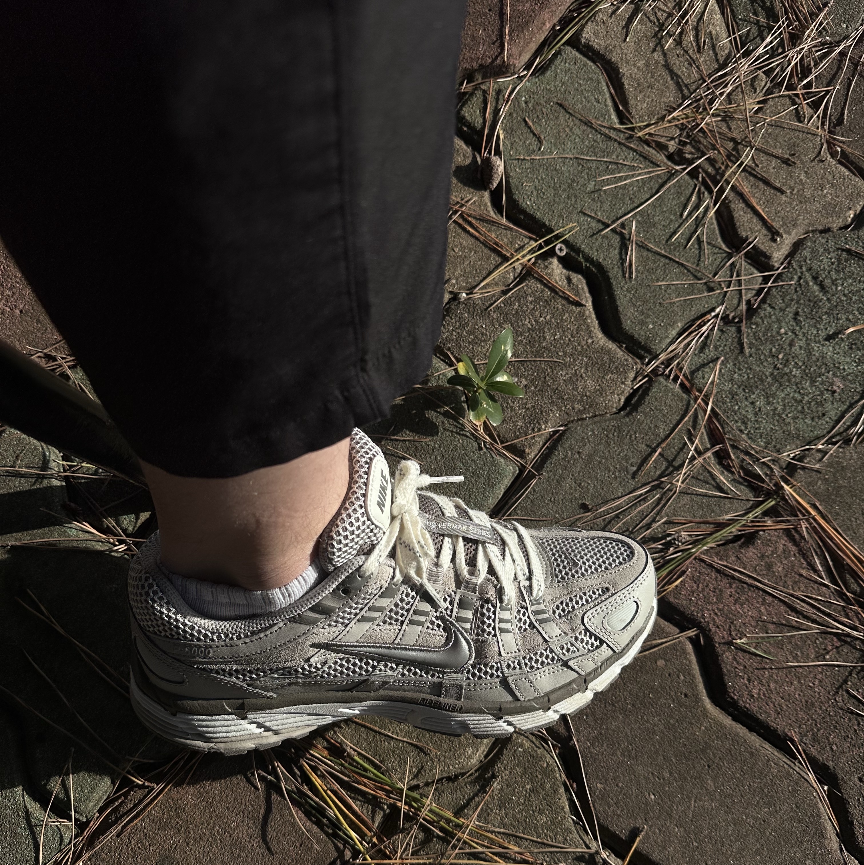 Nike P-6000 PRM Light Iron Ore 착용 스타일 - 2