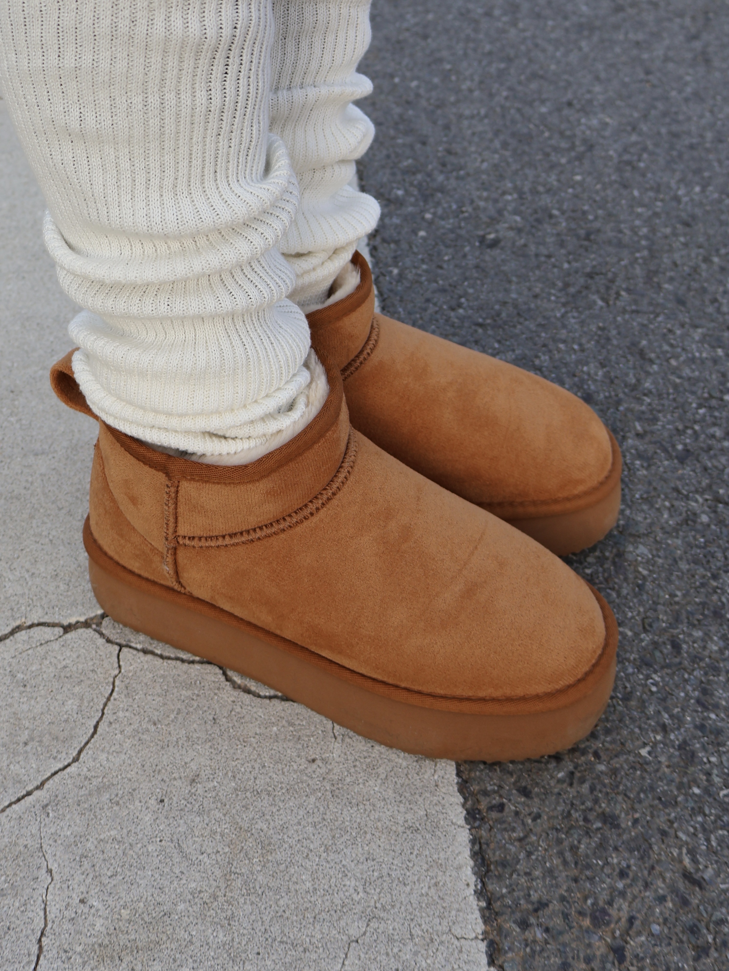 (Kids) UGG Classic Ultra Mini Boots Chestnut, Aeae Leather Hunting Cap Black 착용 스타일 - 5