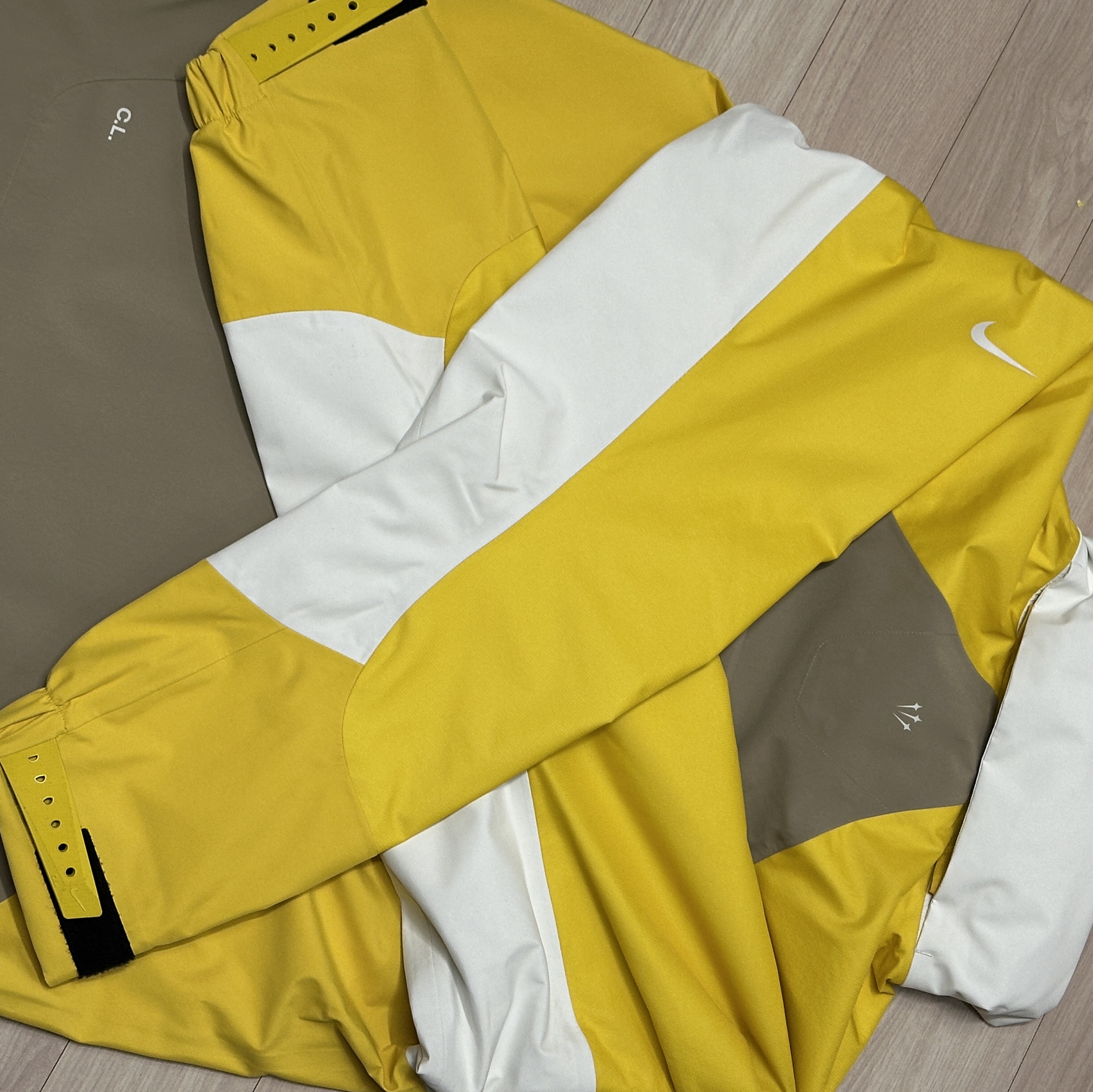 Nike x Drake Nocta x Kar L'Art De L'Automobile Bela Tech Jacket Khaki Vivid Sulfur (FD2160-247) 착용 스타일 - 3