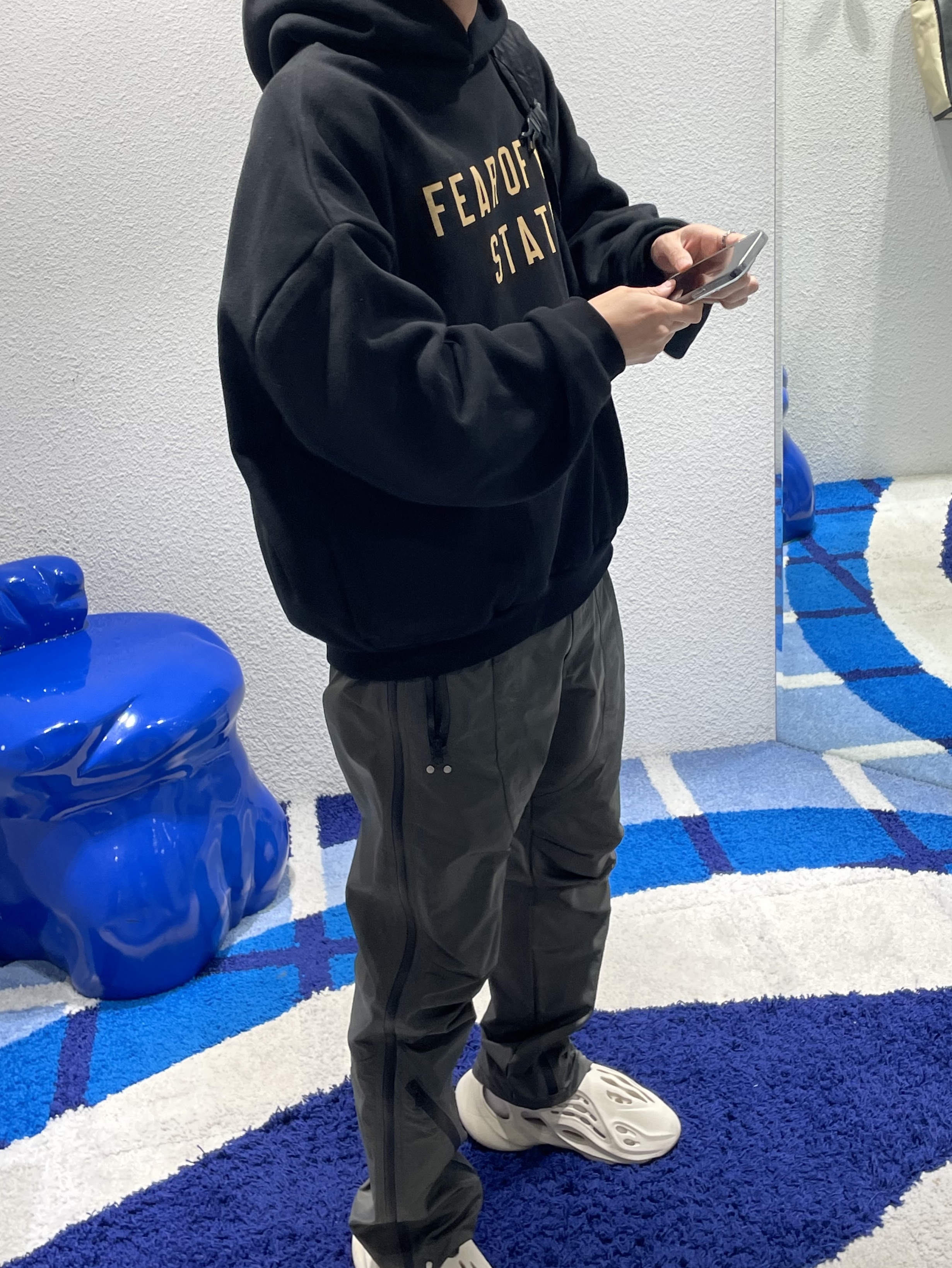 Essentials Fleece State Hoodie Black - 24FW, Adidas Yeezy Foam RNNR Sand 착용 스타일