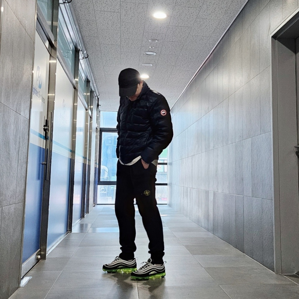 Canada Goose Lodge Down Matte Finish Black, Stone Island 62620 Cotton Fleece Garment Dyed Cargo Joggers Navy Blue - 23FW 착용 스타일 - 2