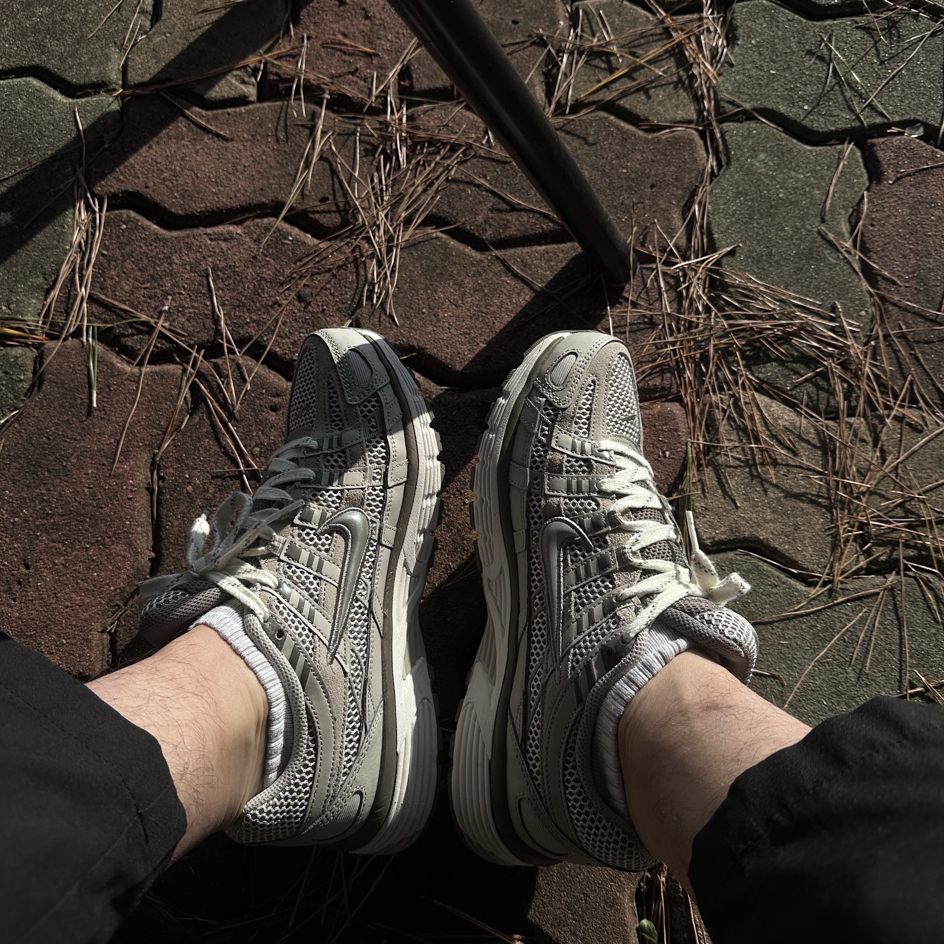 Nike P-6000 PRM Light Iron Ore 착용 스타일 - 3