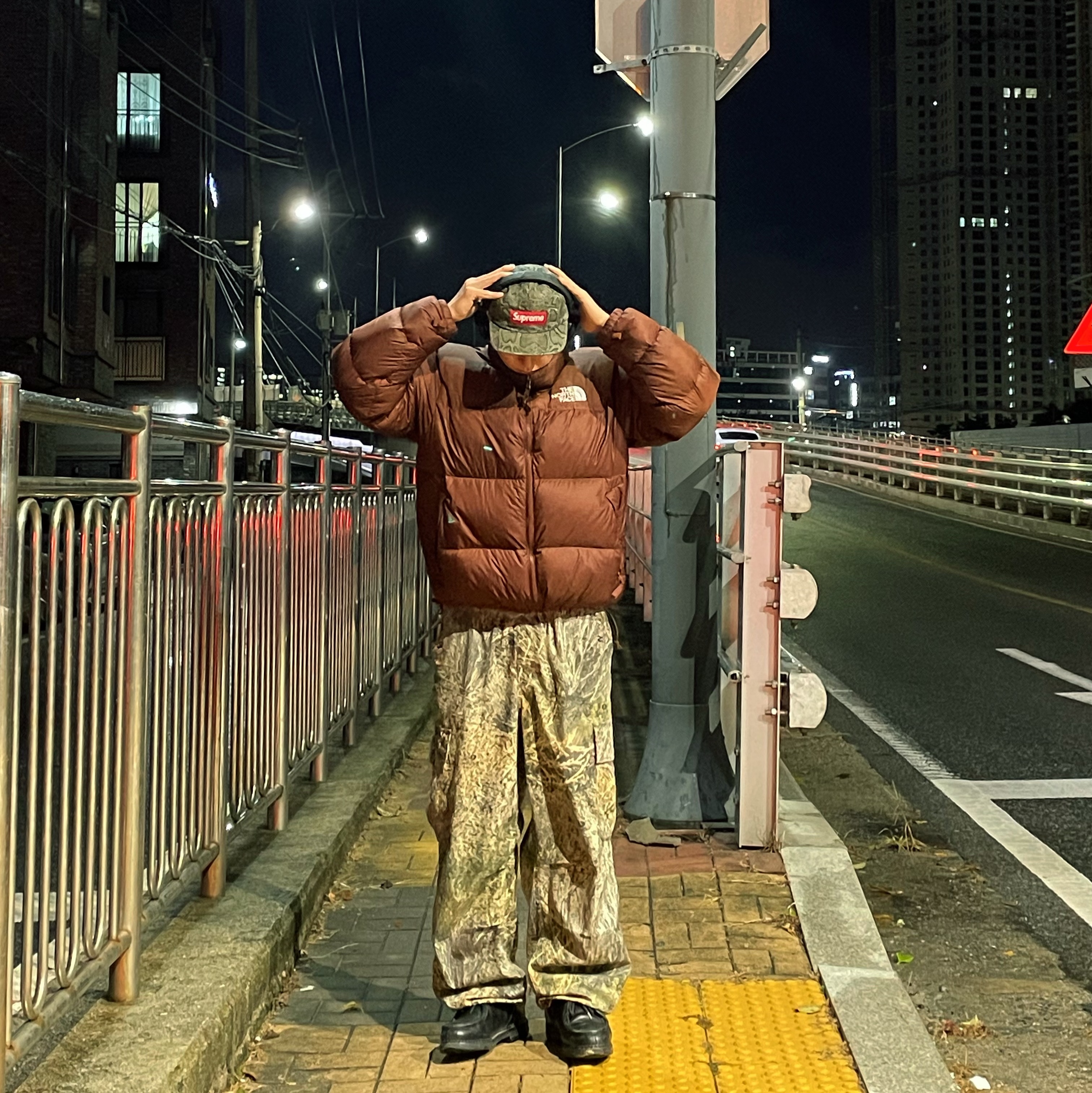 The North Face 1996 Retro Nuptse Jacket Dark Oak, Supreme Washed Chino Twill Camp Cap Snake - 24SS 착용 스타일 - 1