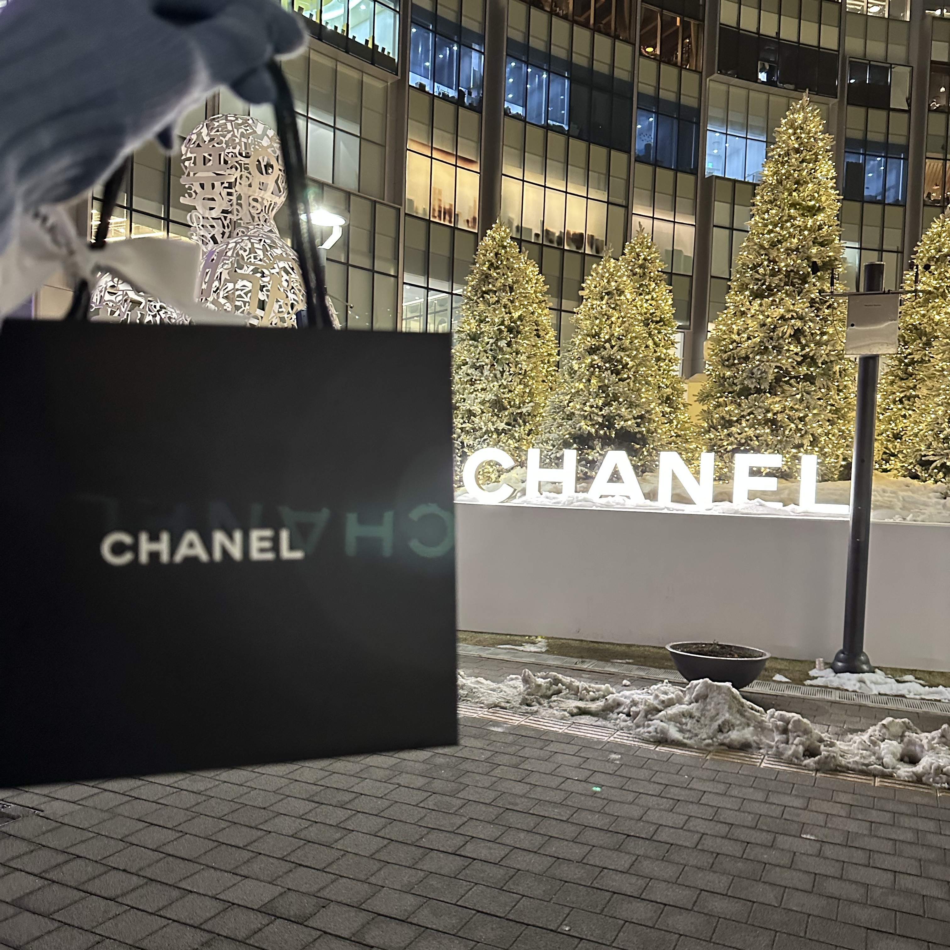 Chanel Boy Chanel Flap Card Holder Grained Calfskin & Gold White 착용 스타일 - 3