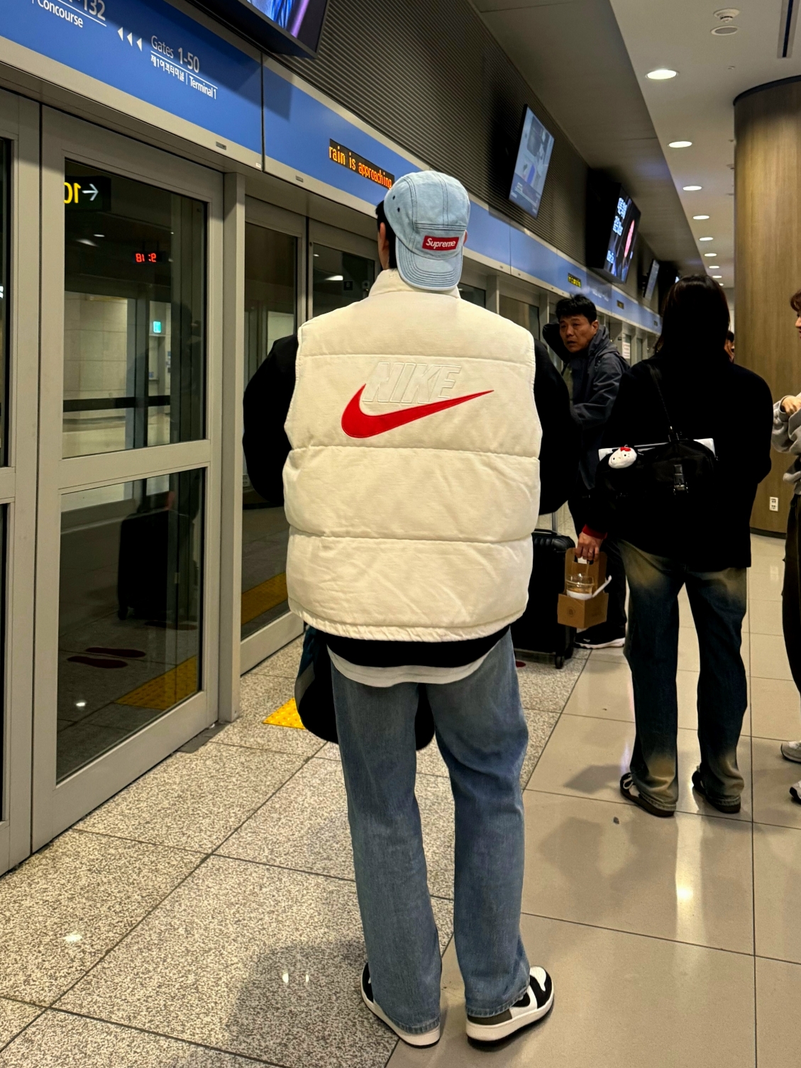 Supreme x Nike Denim Puffer Vest Natural - 24SS, Jordan 1 Retro Low OG Mocha 착용 스타일