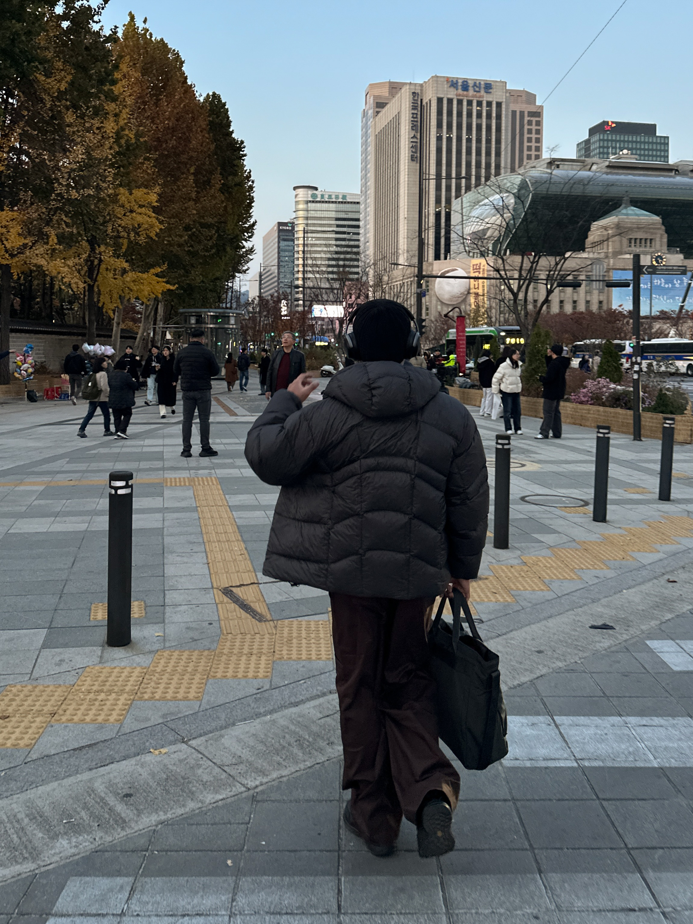 BOSE QC Ultra Black (Korean Ver.), Uniqlo 2-Way Utility Bag Gray 착용 스타일 - 9