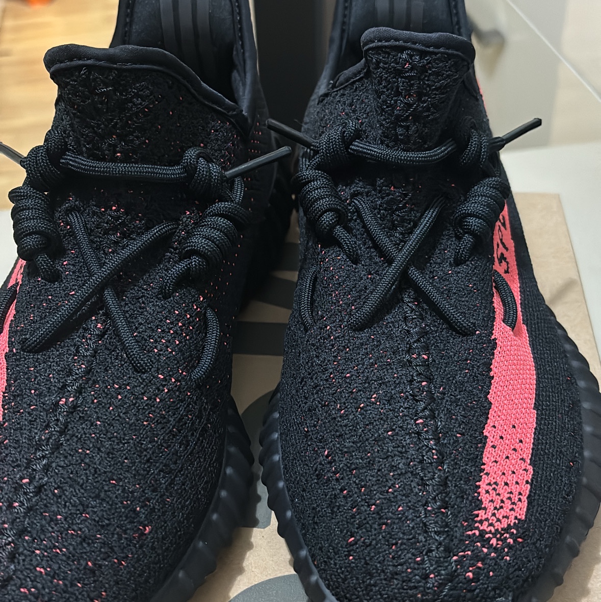 Adidas Yeezy Boost 350 V2 Core Black Red 2022/2023 착용 스타일