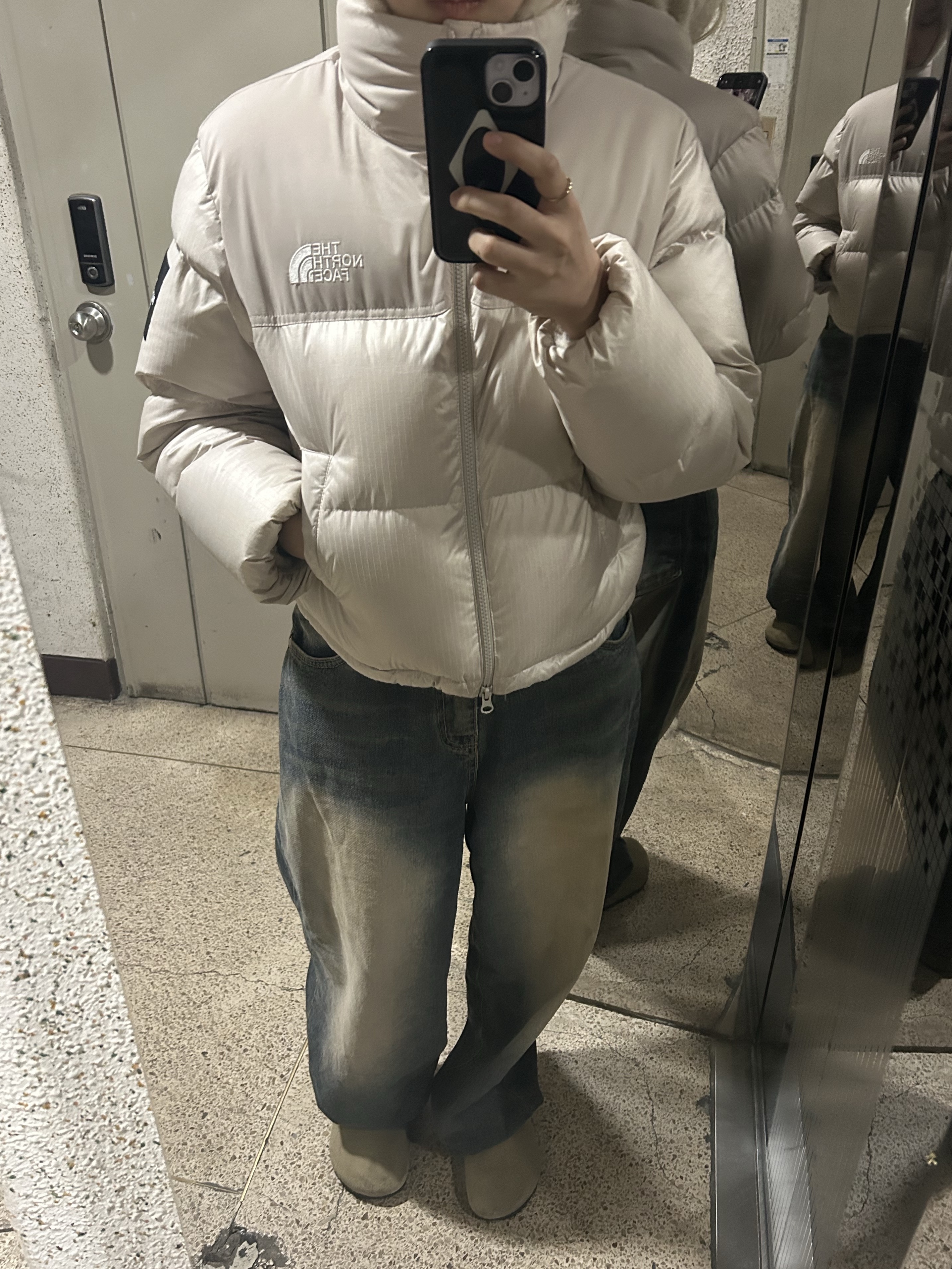 (W) The North Face White Label Novelty Nuptse Down Jacket Cream Beige, Adidas Tobacco Gruen Mesa Brown Desert 착용 스타일 - 5