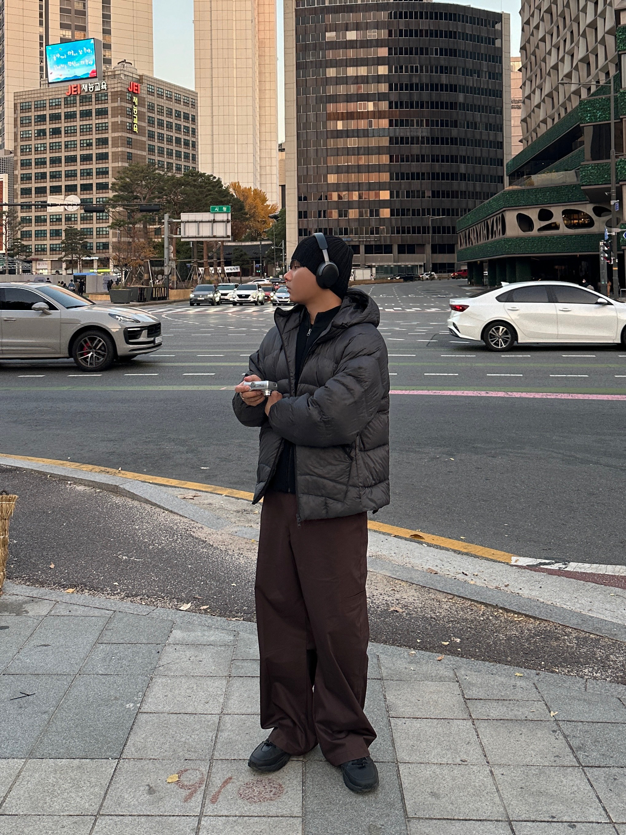 BOSE QC Ultra Black (Korean Ver.), Uniqlo 2-Way Utility Bag Gray 착용 스타일 - 6