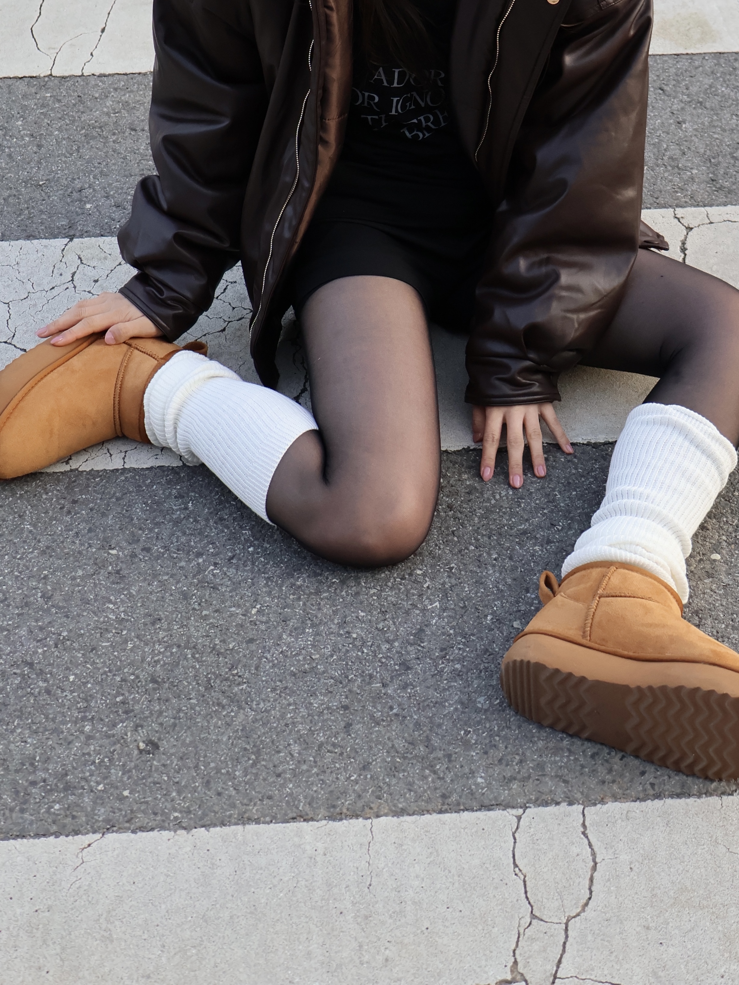 (Kids) UGG Classic Ultra Mini Boots Chestnut, Aeae Leather Hunting Cap Black 착용 스타일 - 2