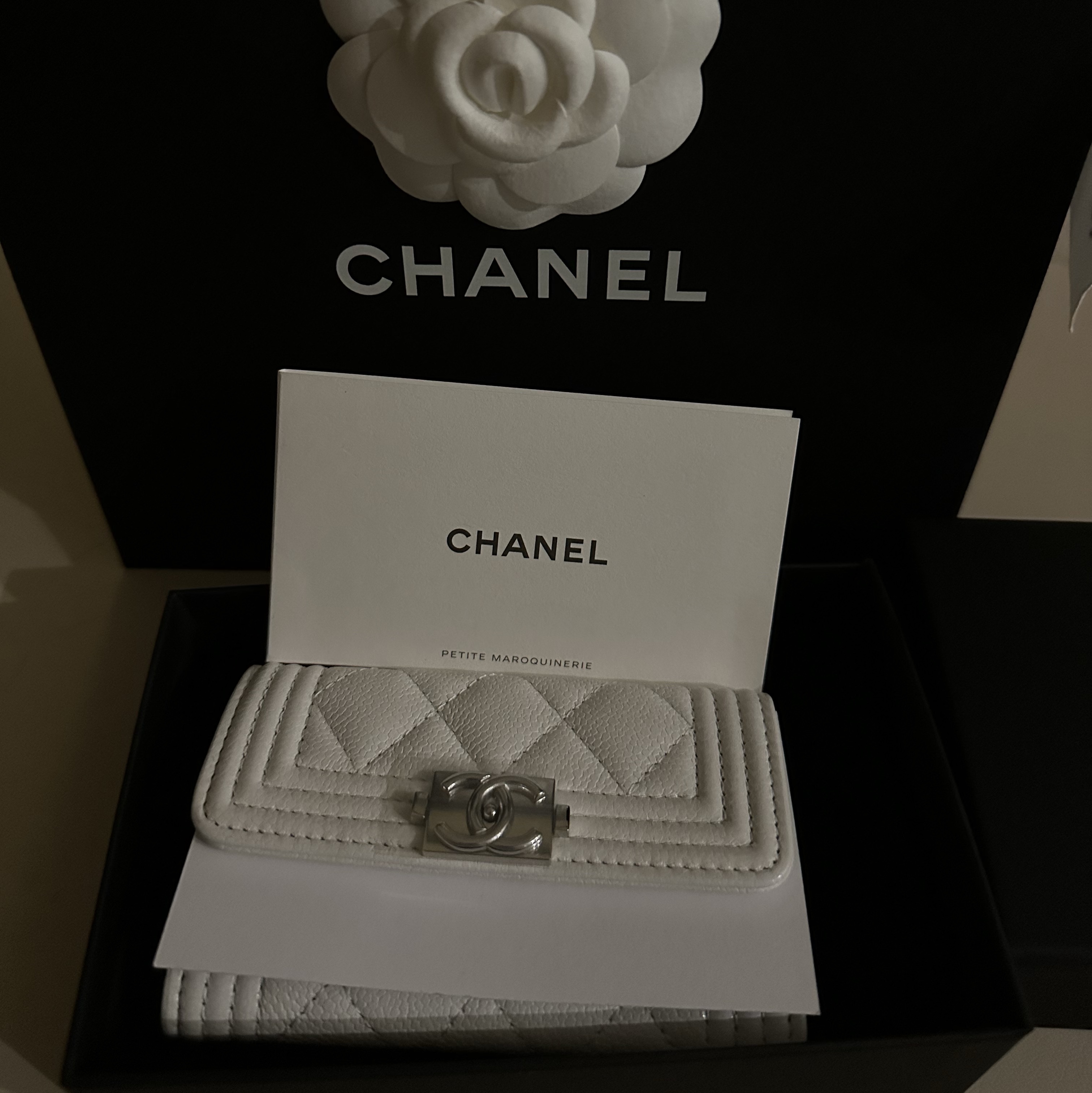 Chanel Boy Chanel Flap Card Holder Grained Calfskin & Gold White 착용 스타일 - 4
