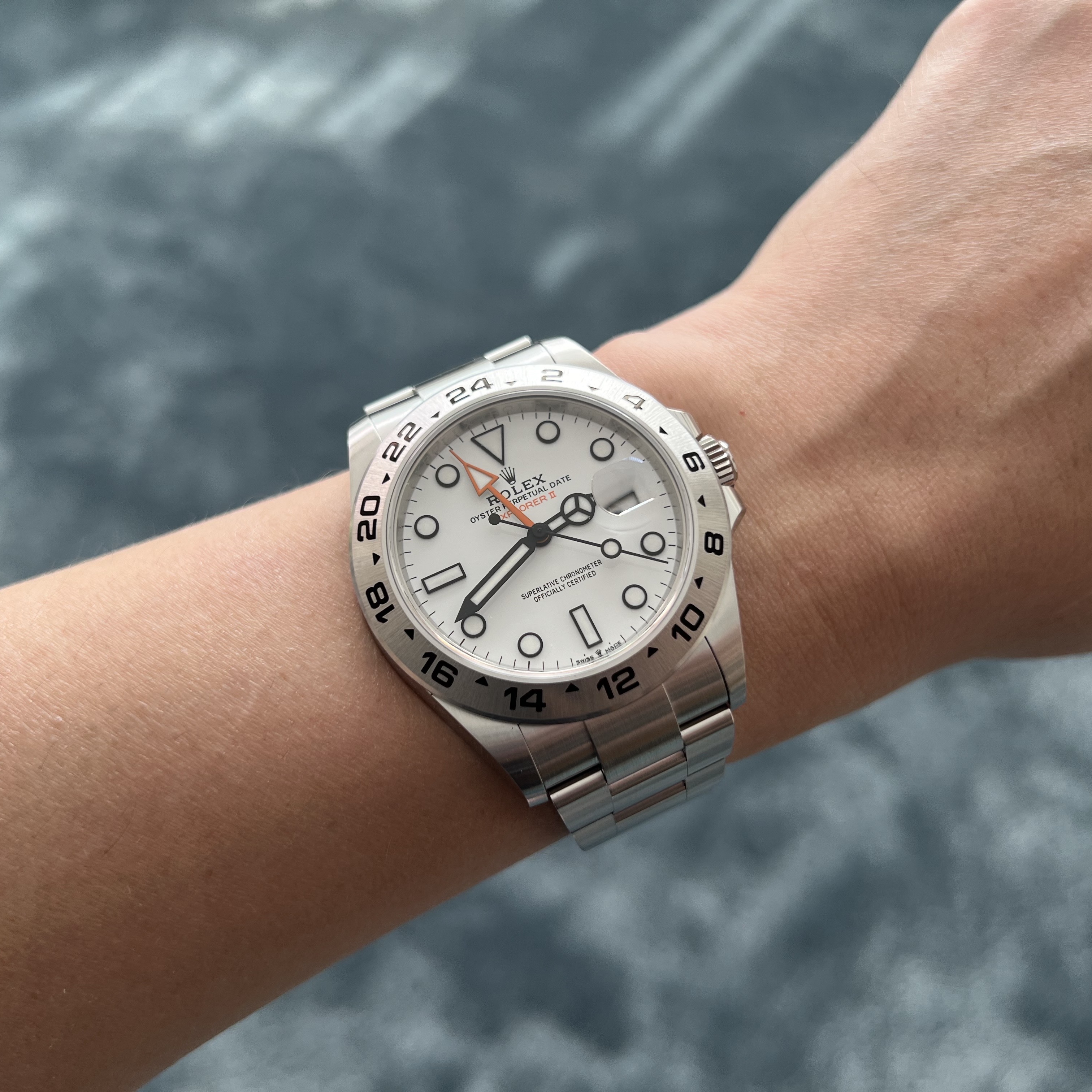 Rolex Explorer II 42mm 226570 White Oyster 착용 스타일 - 1