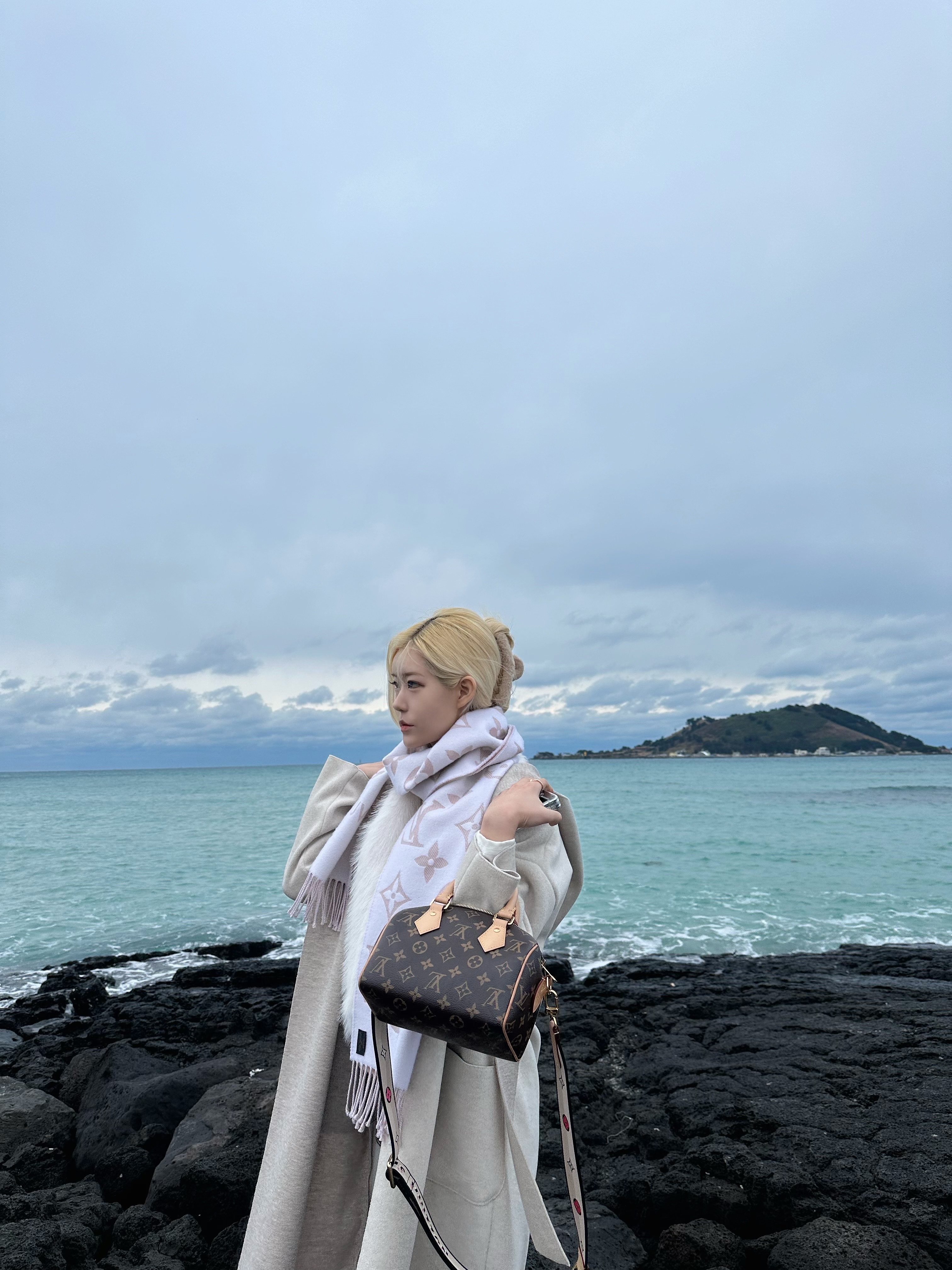 Louis Vuitton LV Essential Muffler Beige Rose, Louis Vuitton Speedy Bandouliere 20 Monogram Black 착용 스타일 - 1