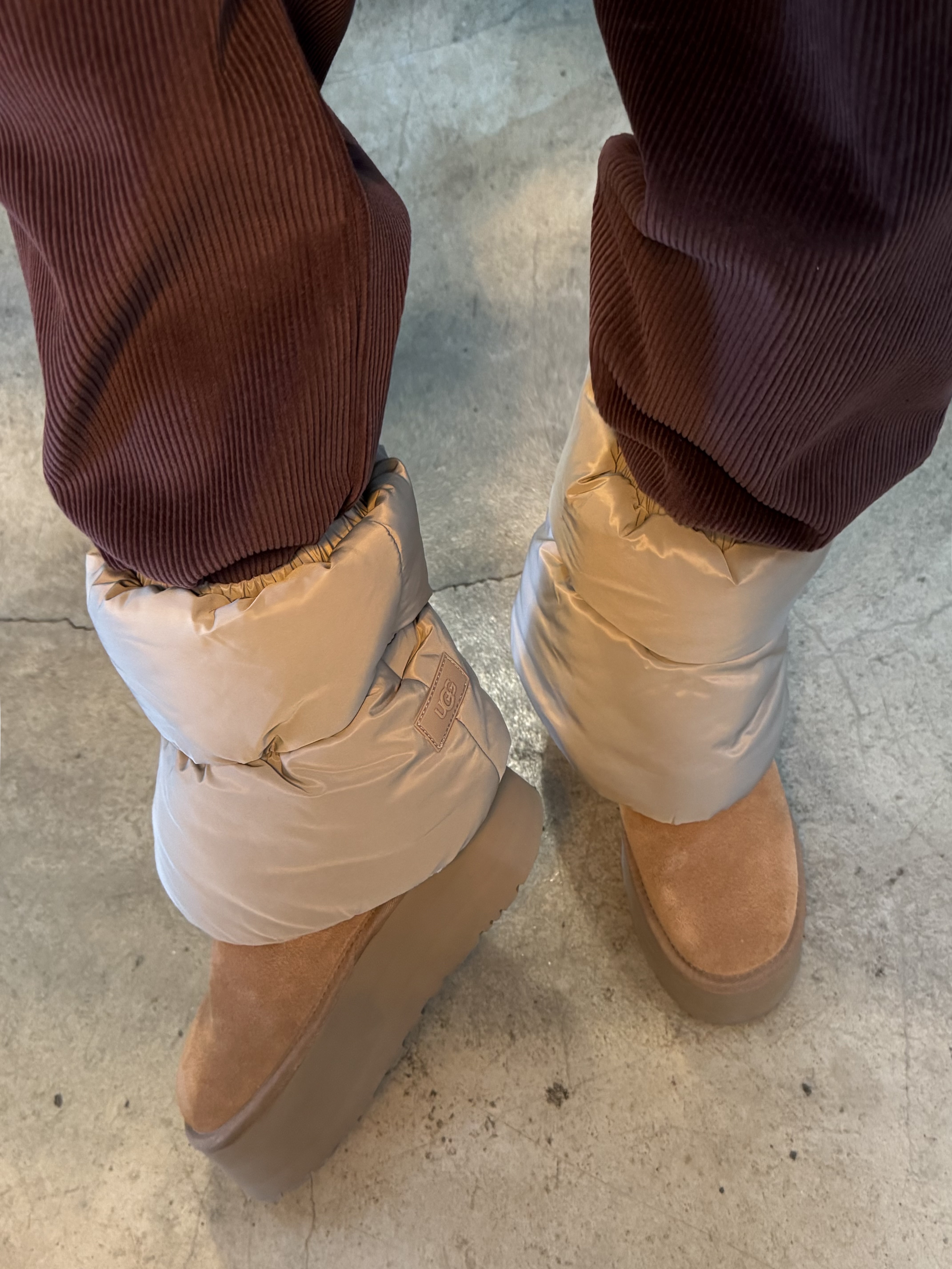 (W) UGG Plushwarmer Amphora, (W) UGG Classic Ultra Mini Platform Boots Chestnut 착용 스타일 - 4