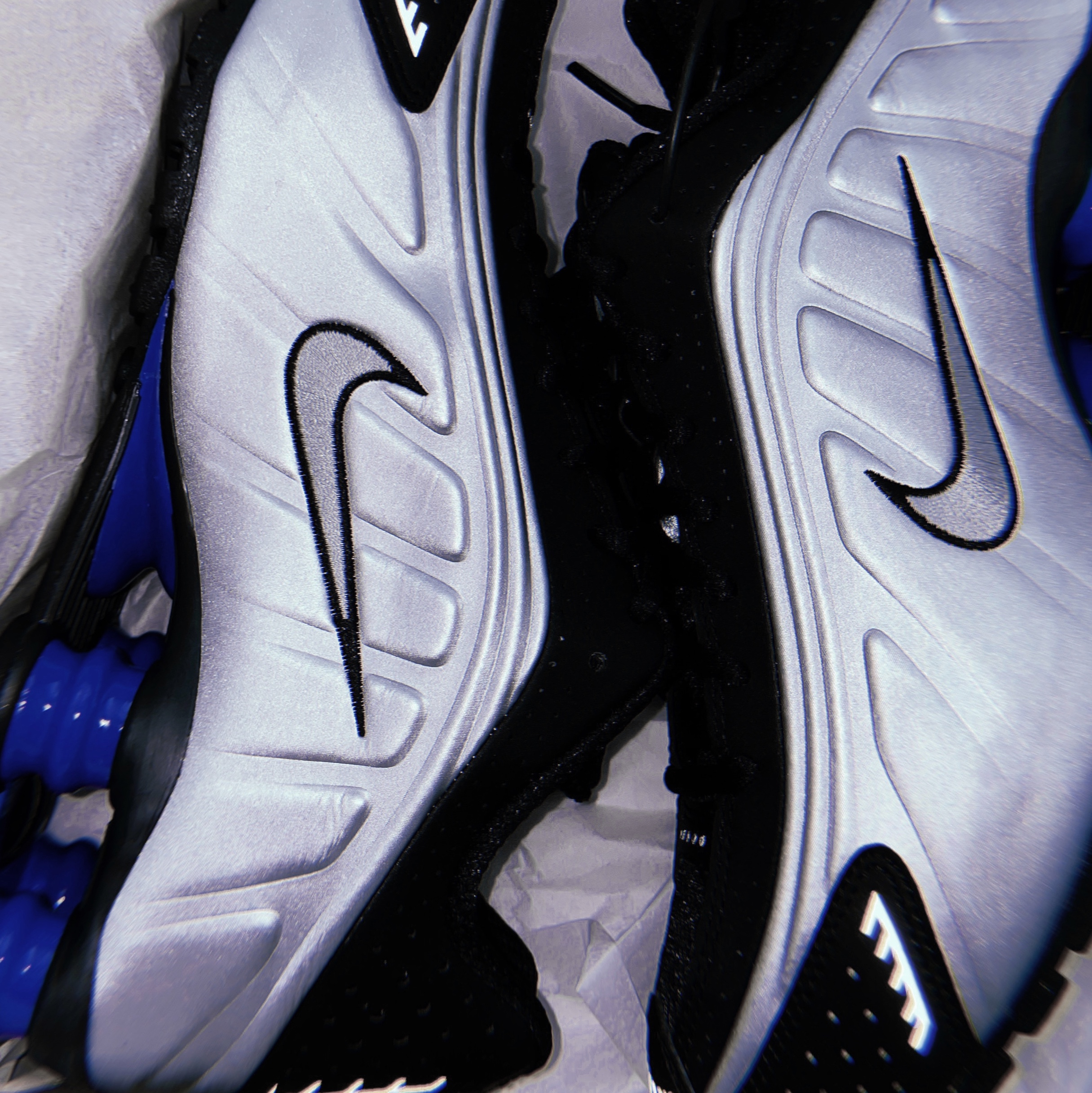 (W) Nike Shox R4 Metallic Silver and Black 착용 스타일
