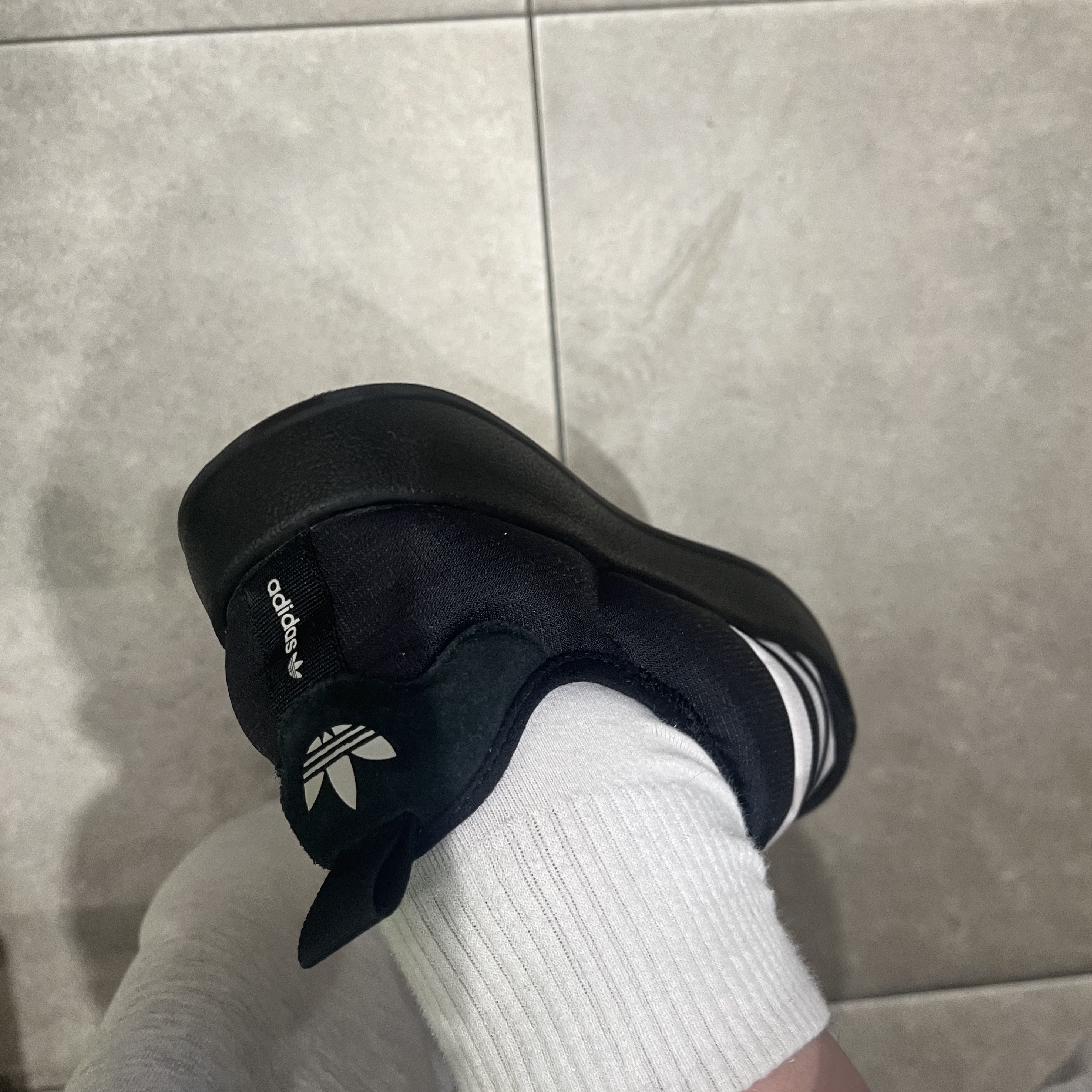 Adidas Puffylette Core Black 착용 스타일 - 3