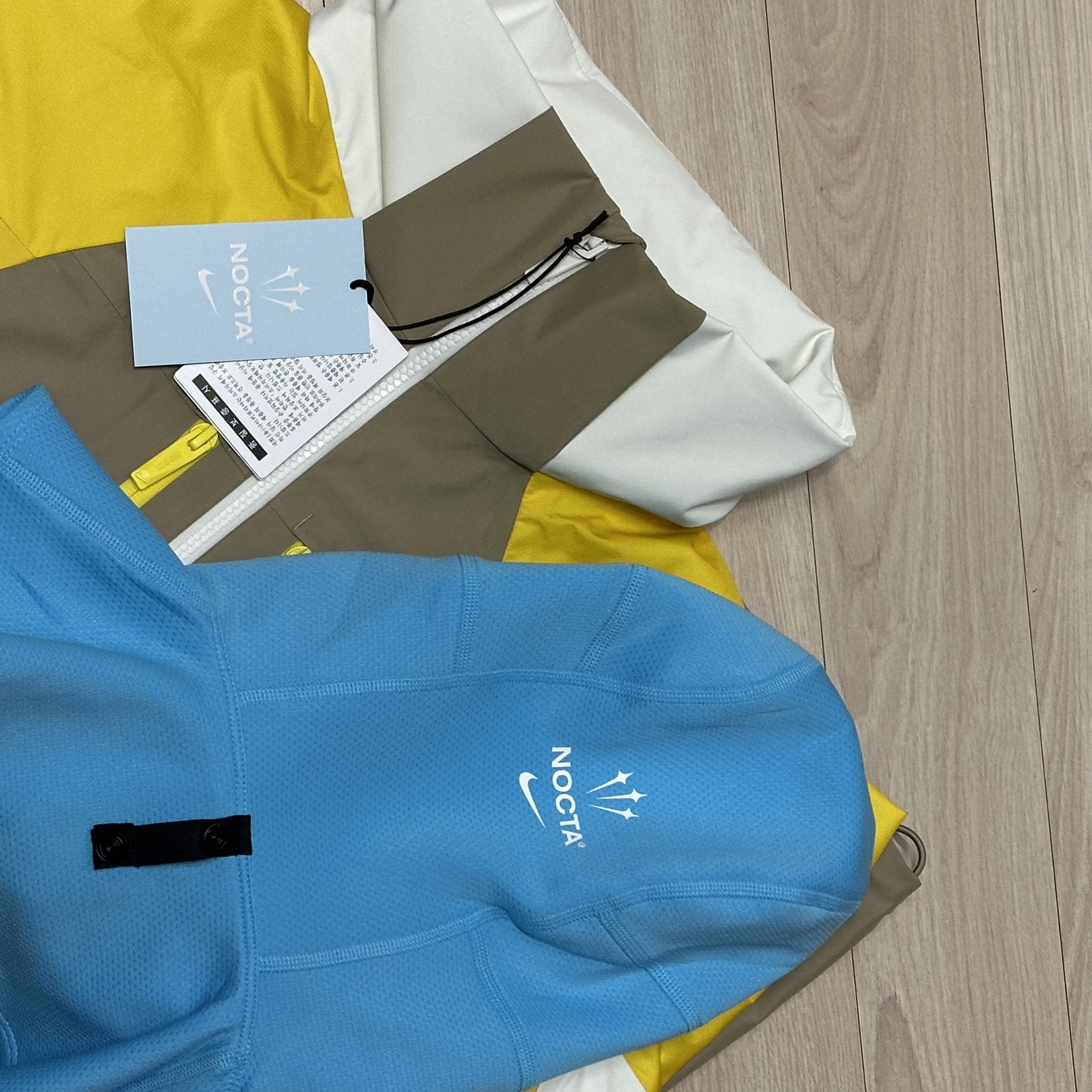 Nike x Drake Nocta x Kar L'Art De L'Automobile Bela Tech Jacket Khaki Vivid Sulfur (FD2160-247) 착용 스타일 - 1