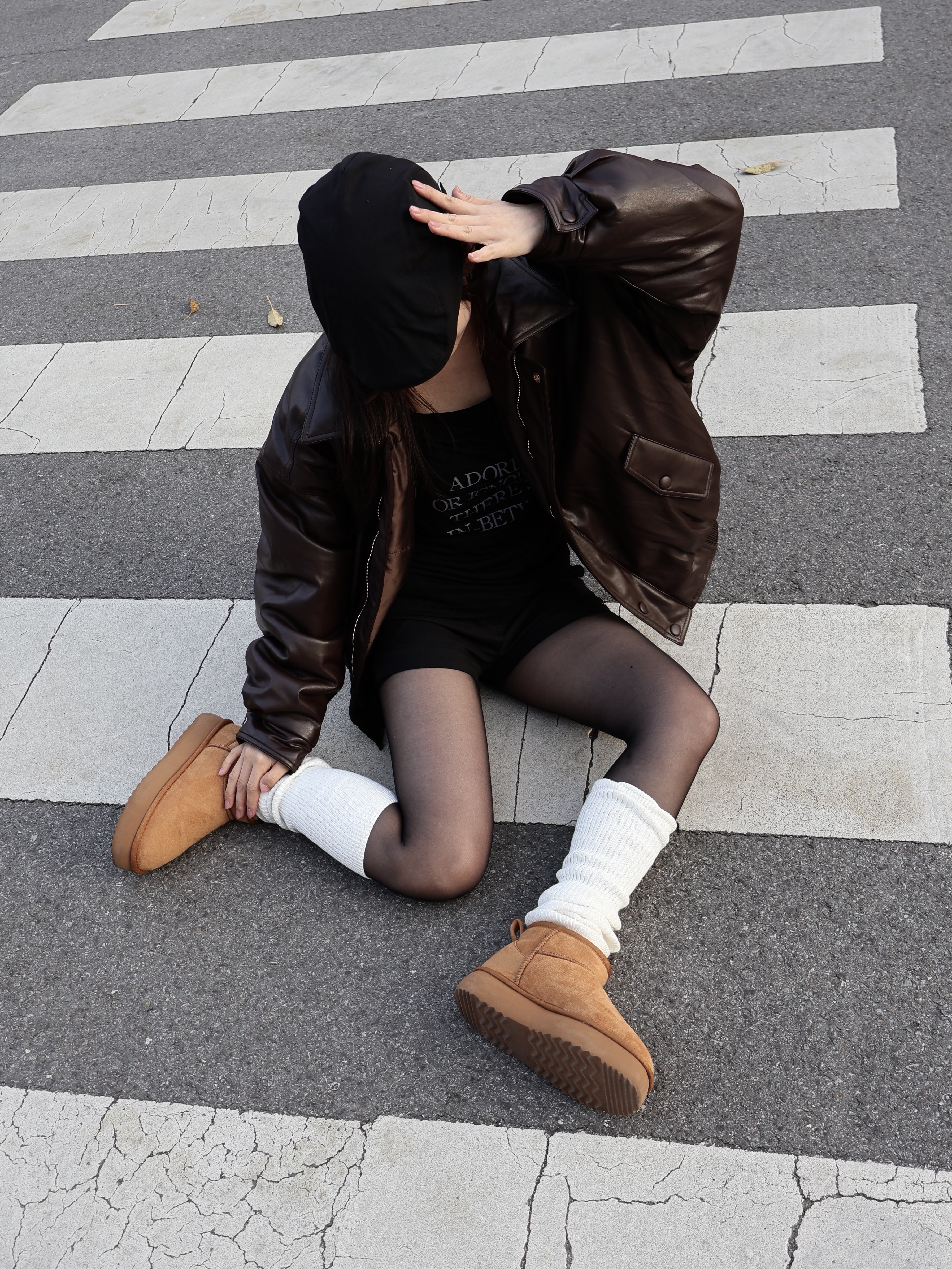 (Kids) UGG Classic Ultra Mini Boots Chestnut, Aeae Leather Hunting Cap Black 착용 스타일 - 1