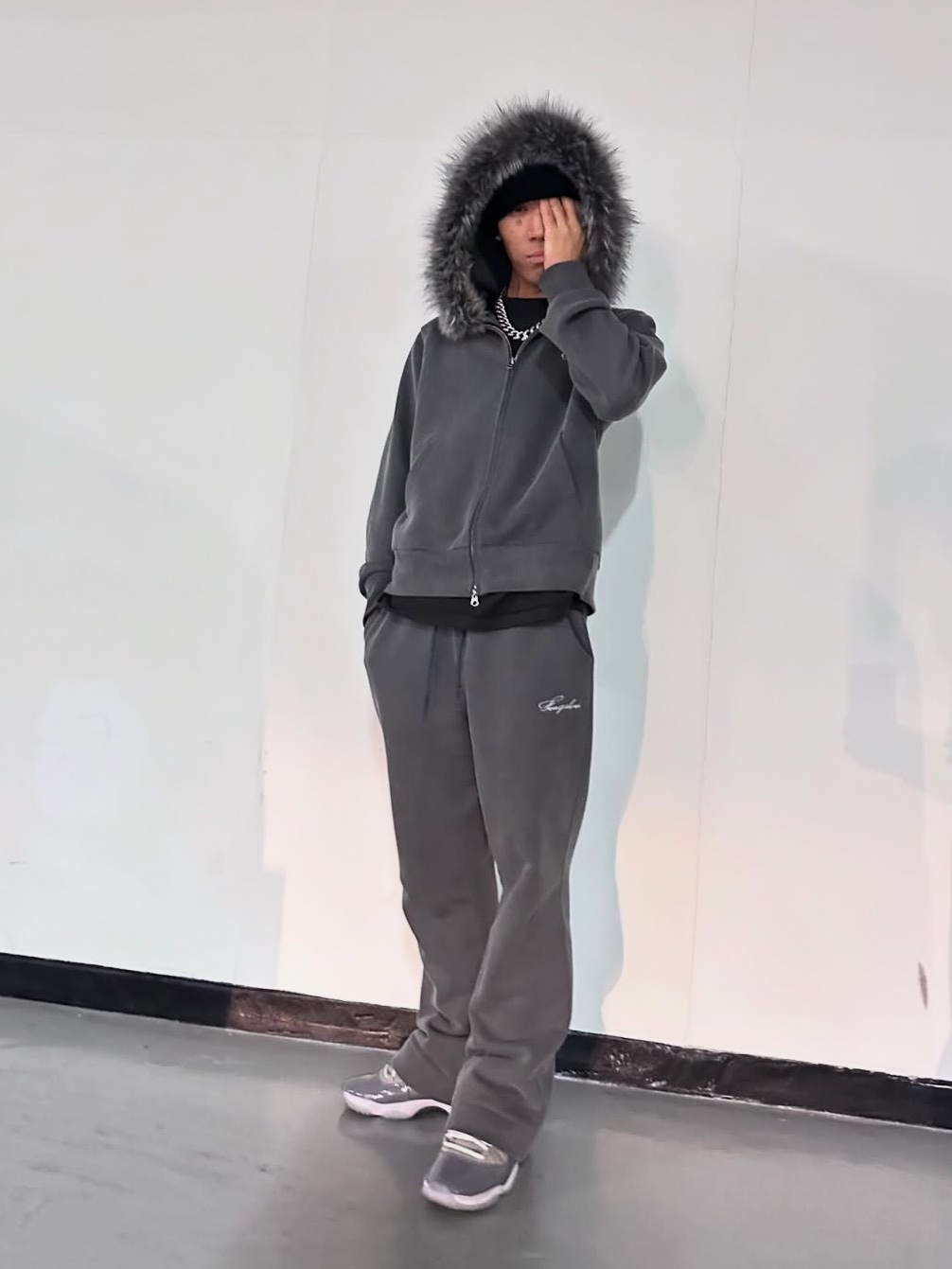 [KREAM 단독 / 프리오더] FENGSHUI Small Logo Fur Hood Zip-Up Jacket Charcoal, [KREAM 단독 / 프리오더] FENGSHUI Small Logo OG Wide Flare Sweatpants Charcoal 착용 스타일 - 2