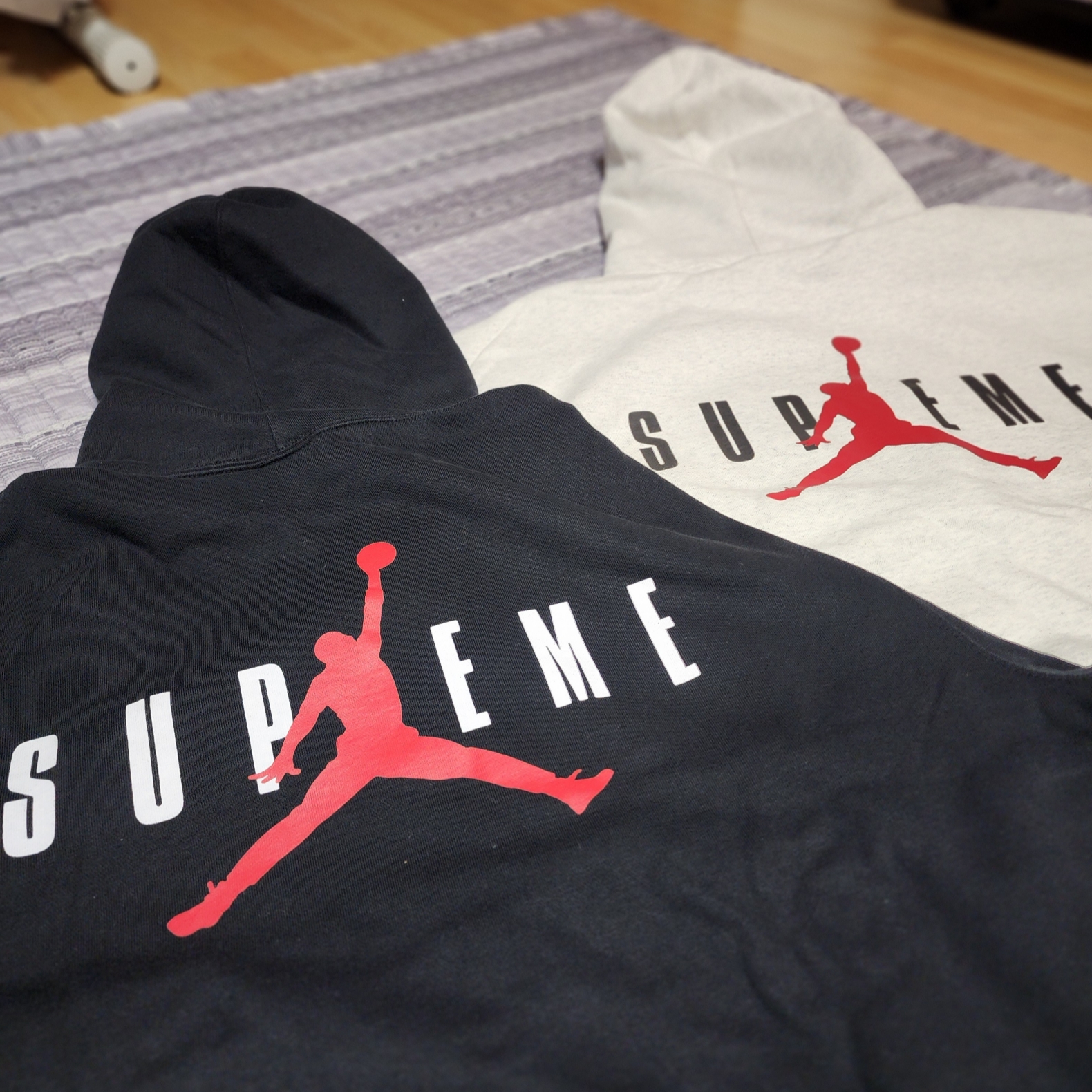 Supreme x Jordan Hooded Sweatshirt Ash Grey - 24FW, Supreme x Jordan Hooded Sweatshirt Black - 24FW 착용 스타일 - 2