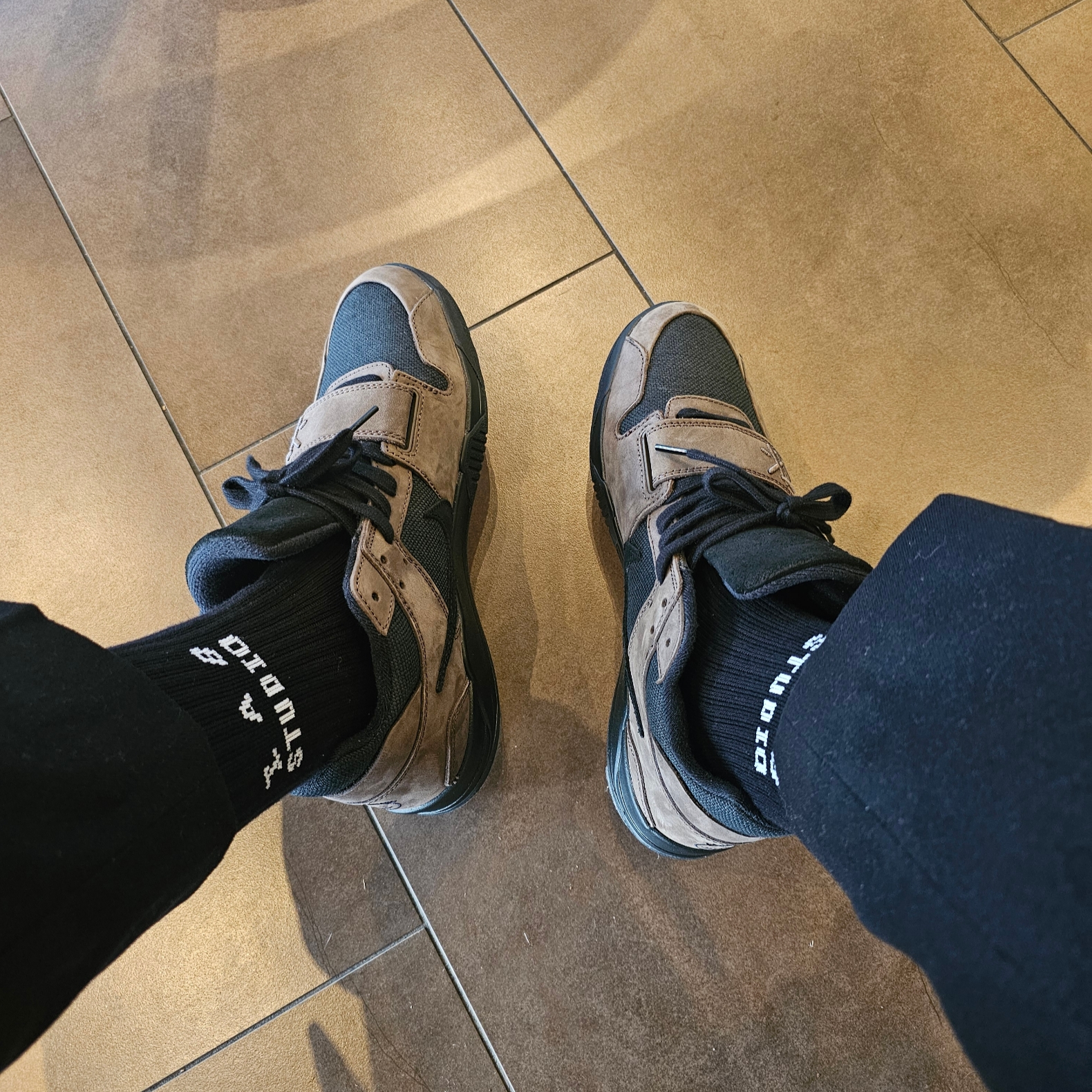 Jordan x Travis Scott Jumpman Jack TR Black and Dark Mocha, IAB Studio Socks White Black (5 Pack) 착용 스타일