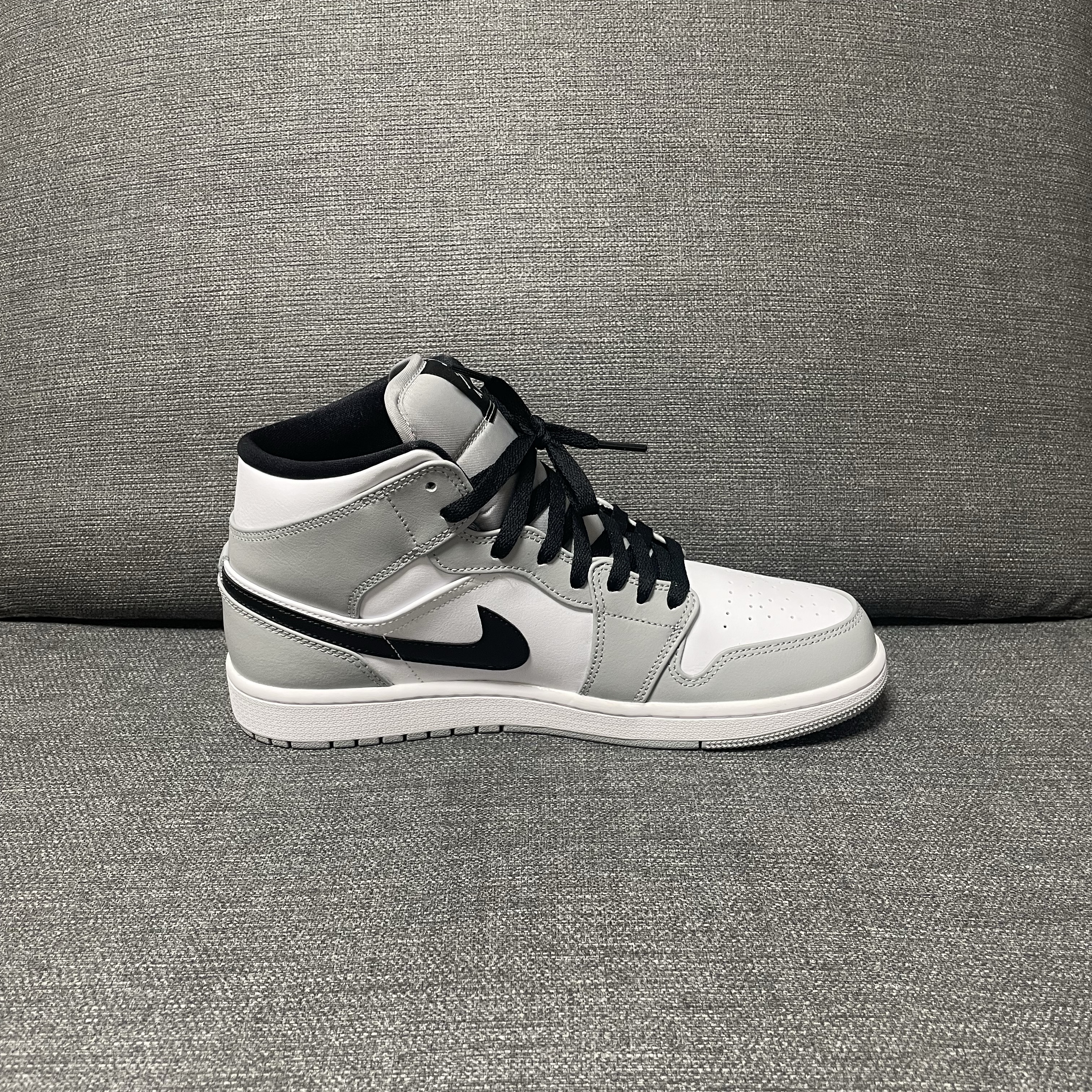Jordan 1 Mid Light Smoke Grey 착용 스타일 - 2