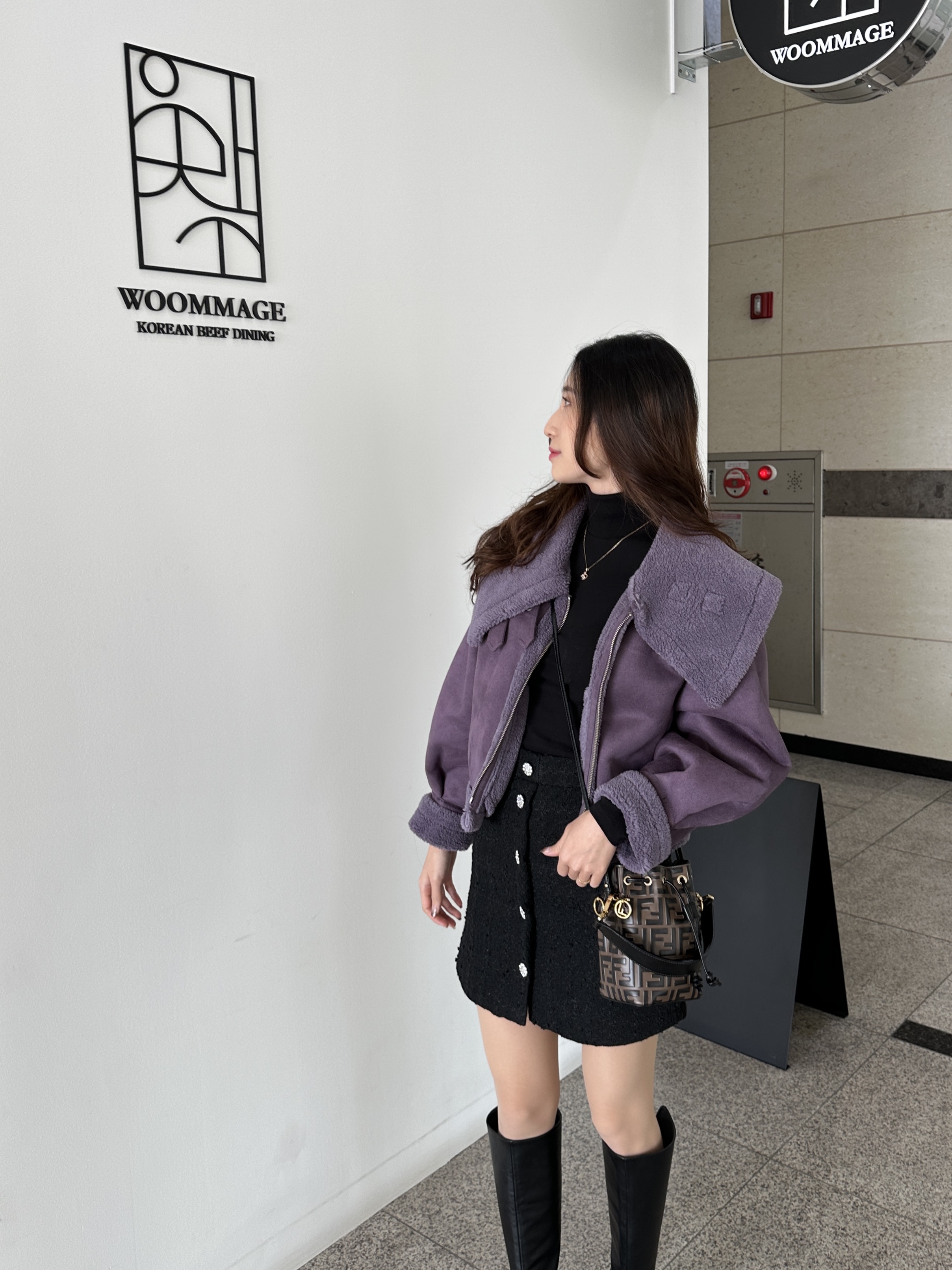 Fendi Mon Tresor FF Motif Leather Mini Bag Brown 착용 스타일 - 2