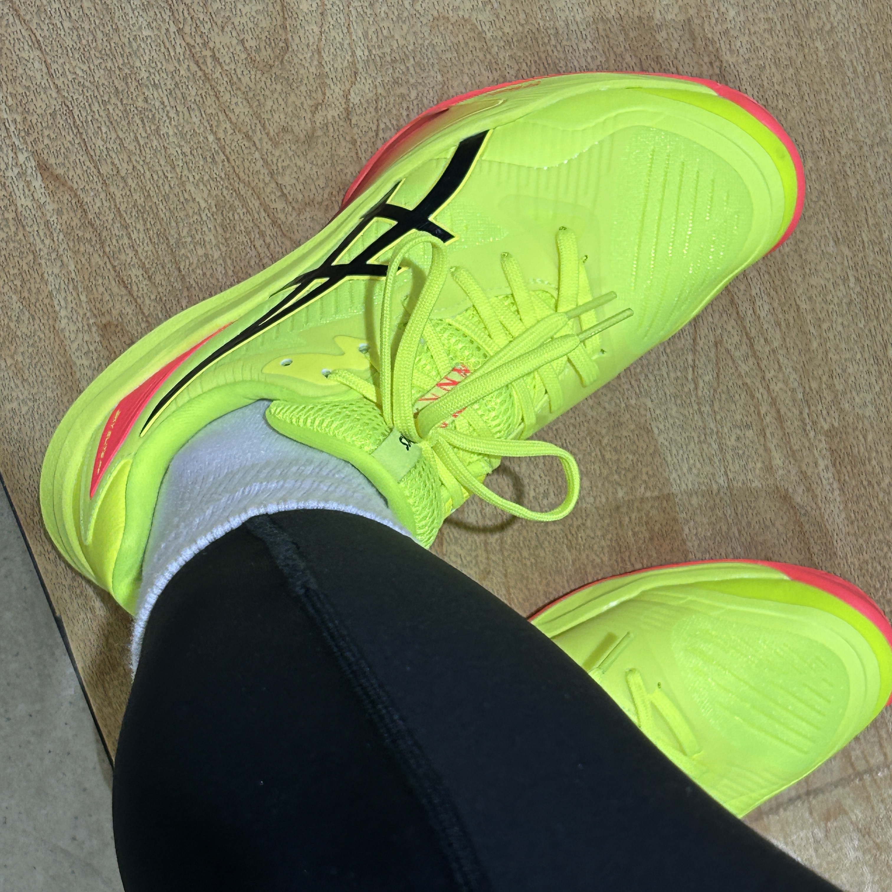 Asics Sky Elite FF 3 Paris Safety Yellow Black 착용 스타일 - 2