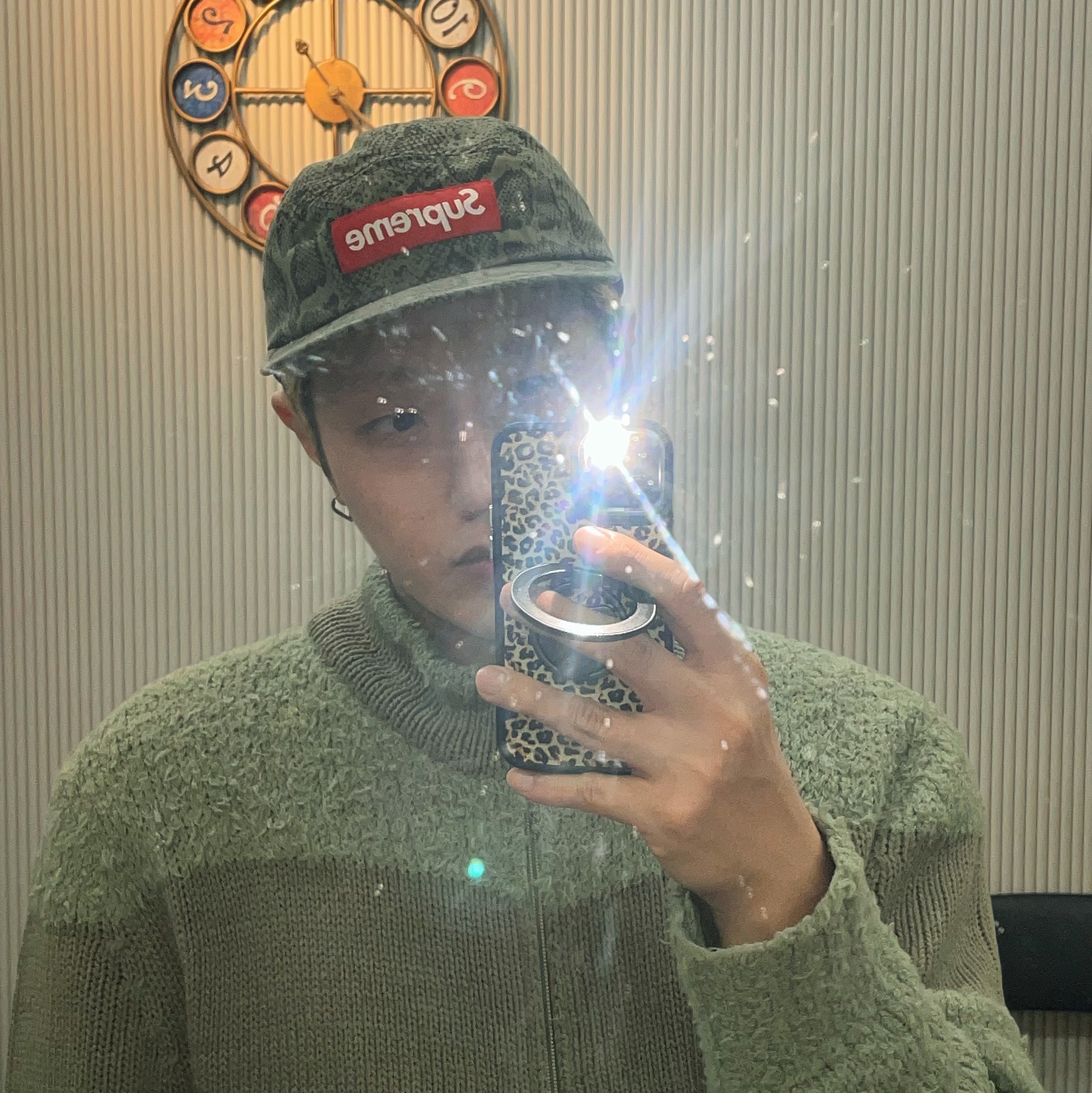 The North Face 1996 Retro Nuptse Jacket Dark Oak, Supreme Washed Chino Twill Camp Cap Snake - 24SS 착용 스타일 - 4