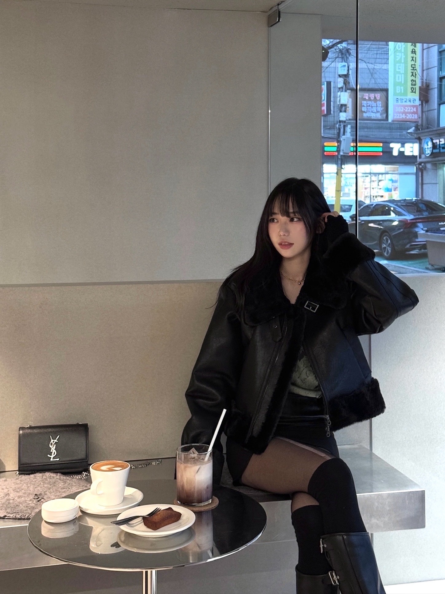 (W) Bohemian Seoul High Neck Short Mustang Black 착용 스타일 - 7