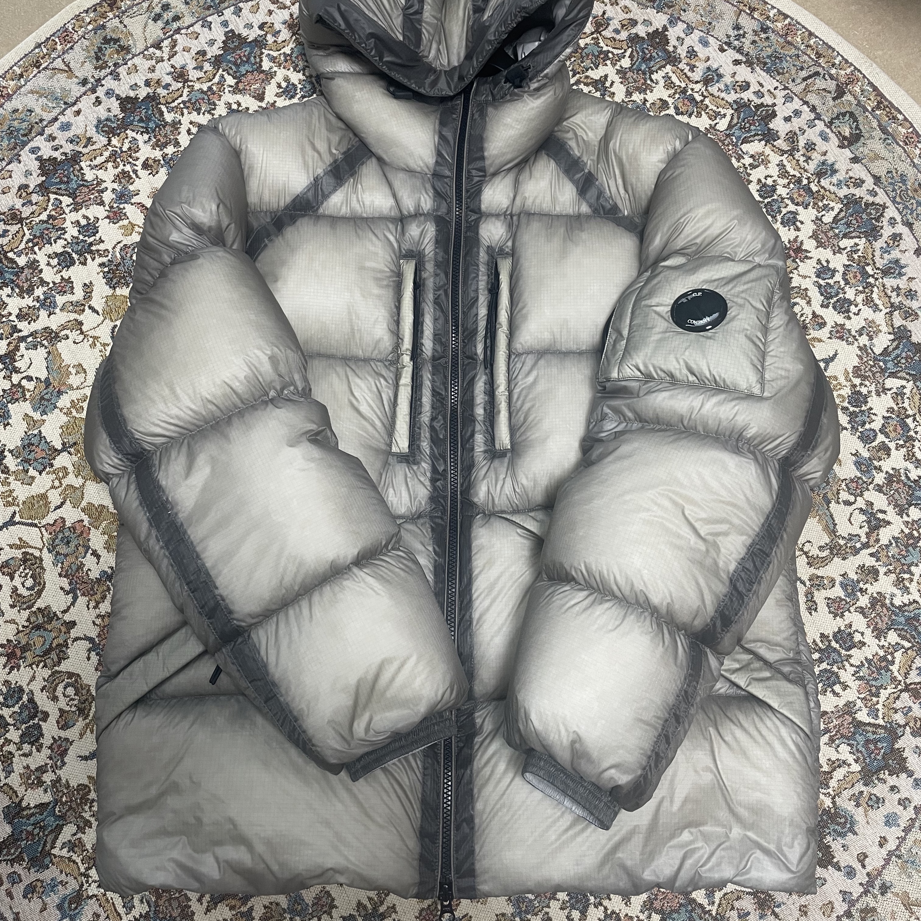 C.P. Company D.D. Shell Hooded Medium Down Jacket Vintage Khaki Beige - 24FW 착용 스타일 - 1