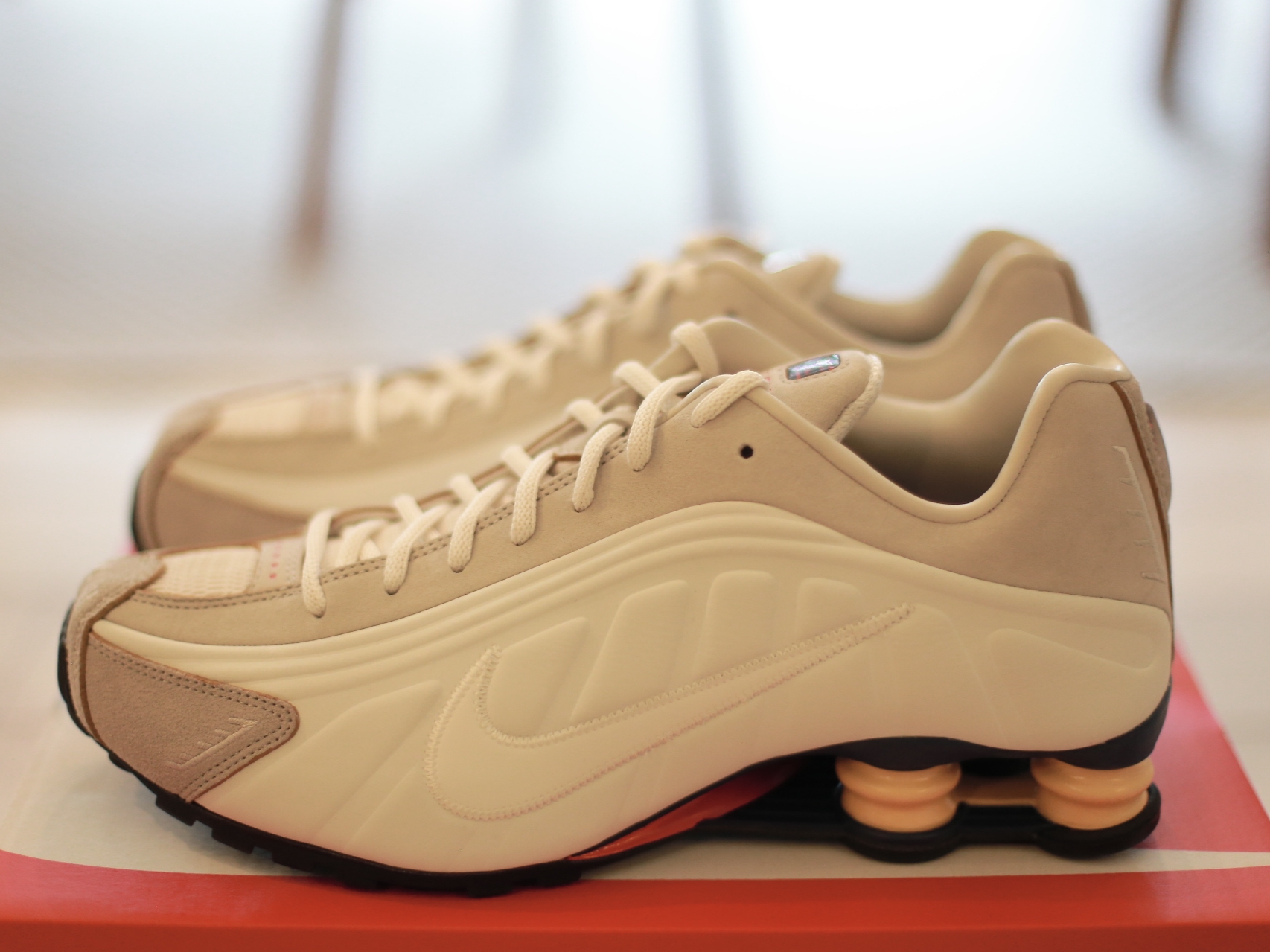 Nike Shox R4 PRM Light Iron Ore and Phantom 착용 스타일 - 1