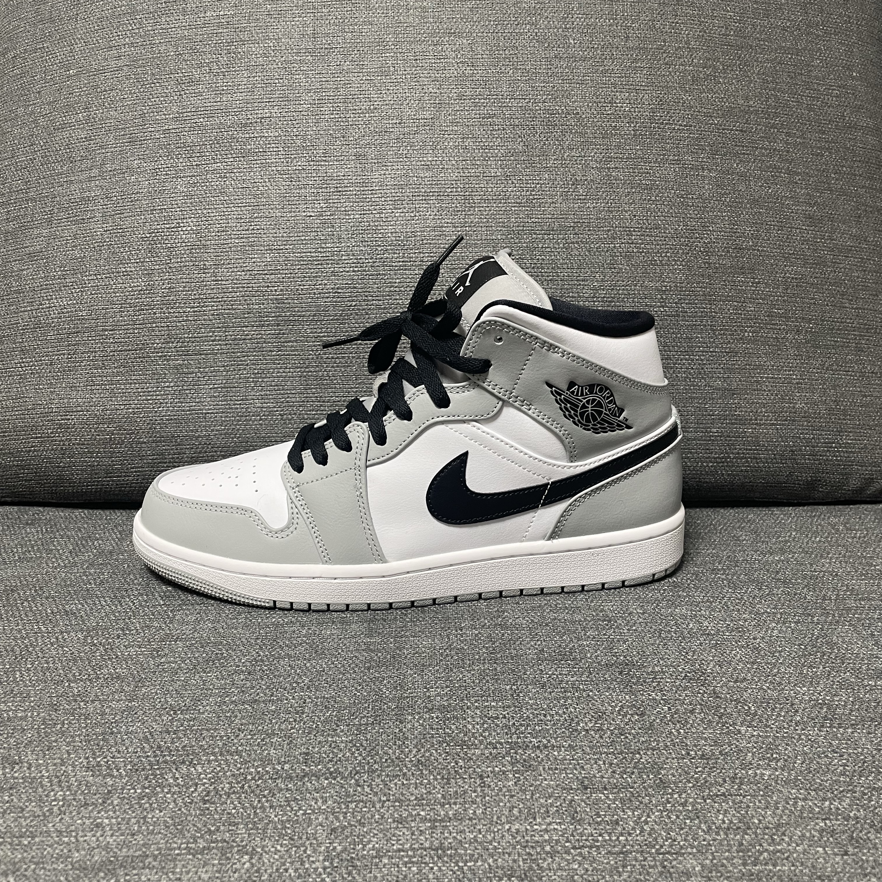 Jordan 1 Mid Light Smoke Grey 착용 스타일 - 1