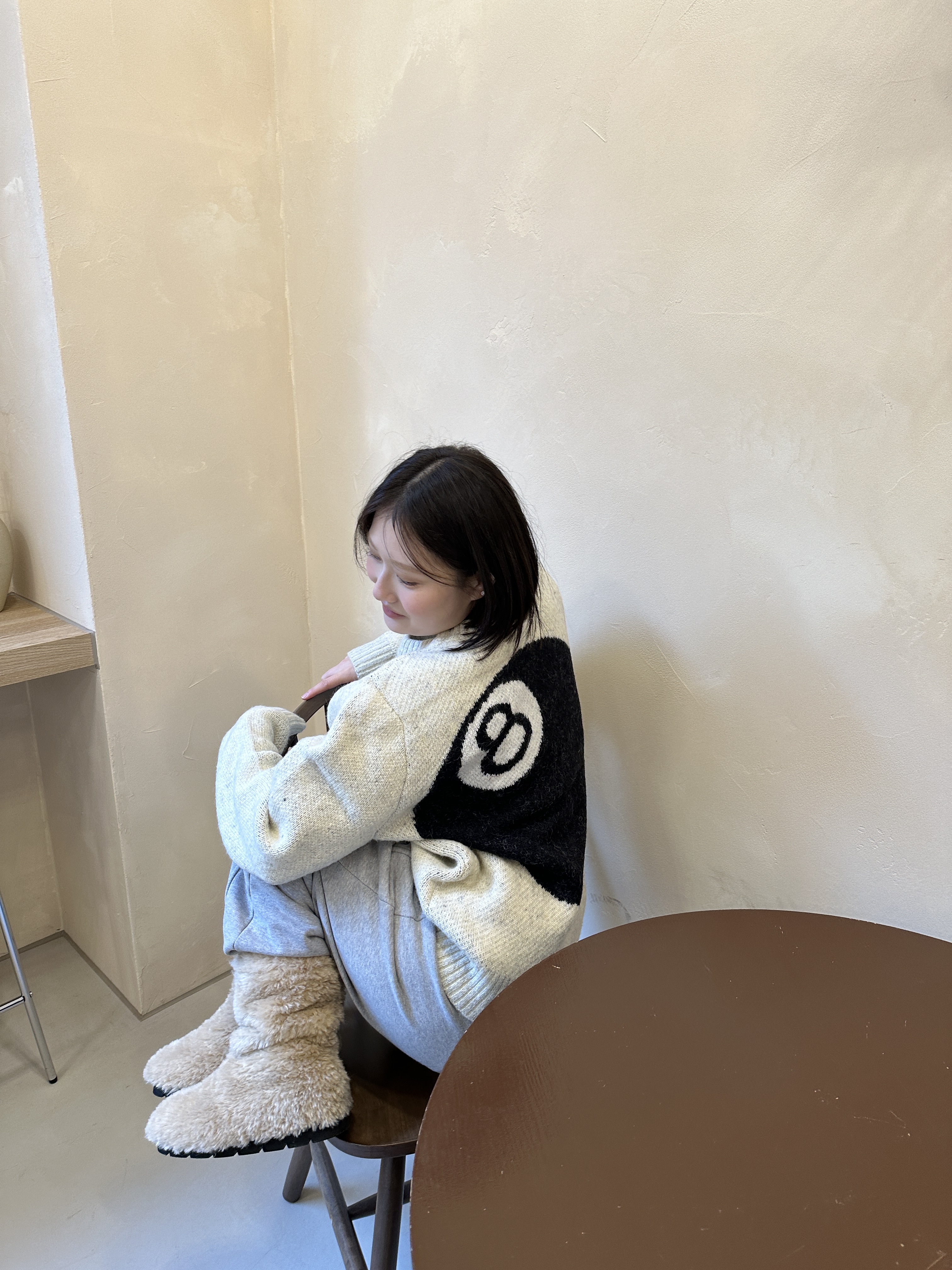 Stussy 8 Ball Heavy Brushed Mohair Sweater Cream 착용 스타일 - 2