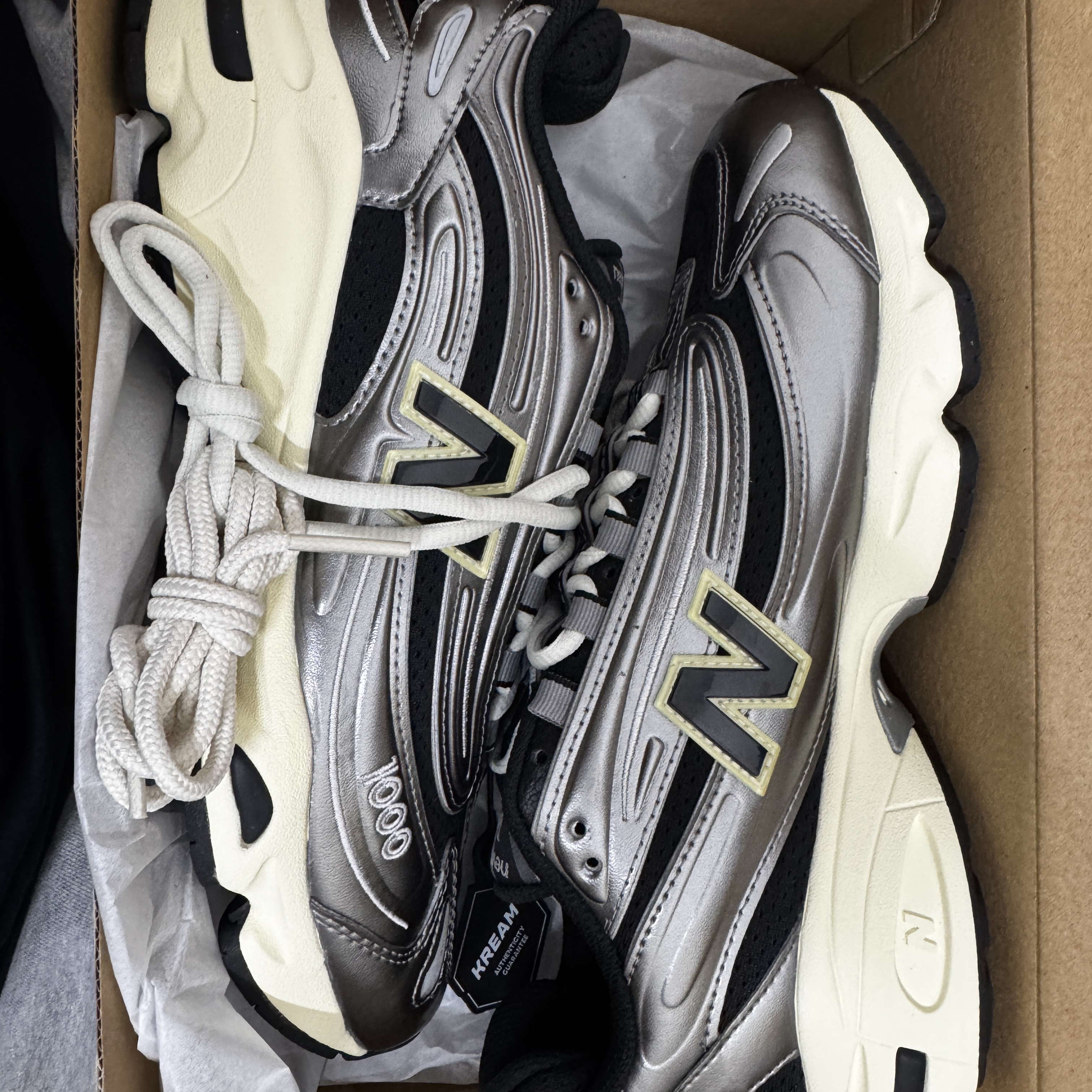 New Balance 1000 Silver Metallic Black 착용 스타일 - 1