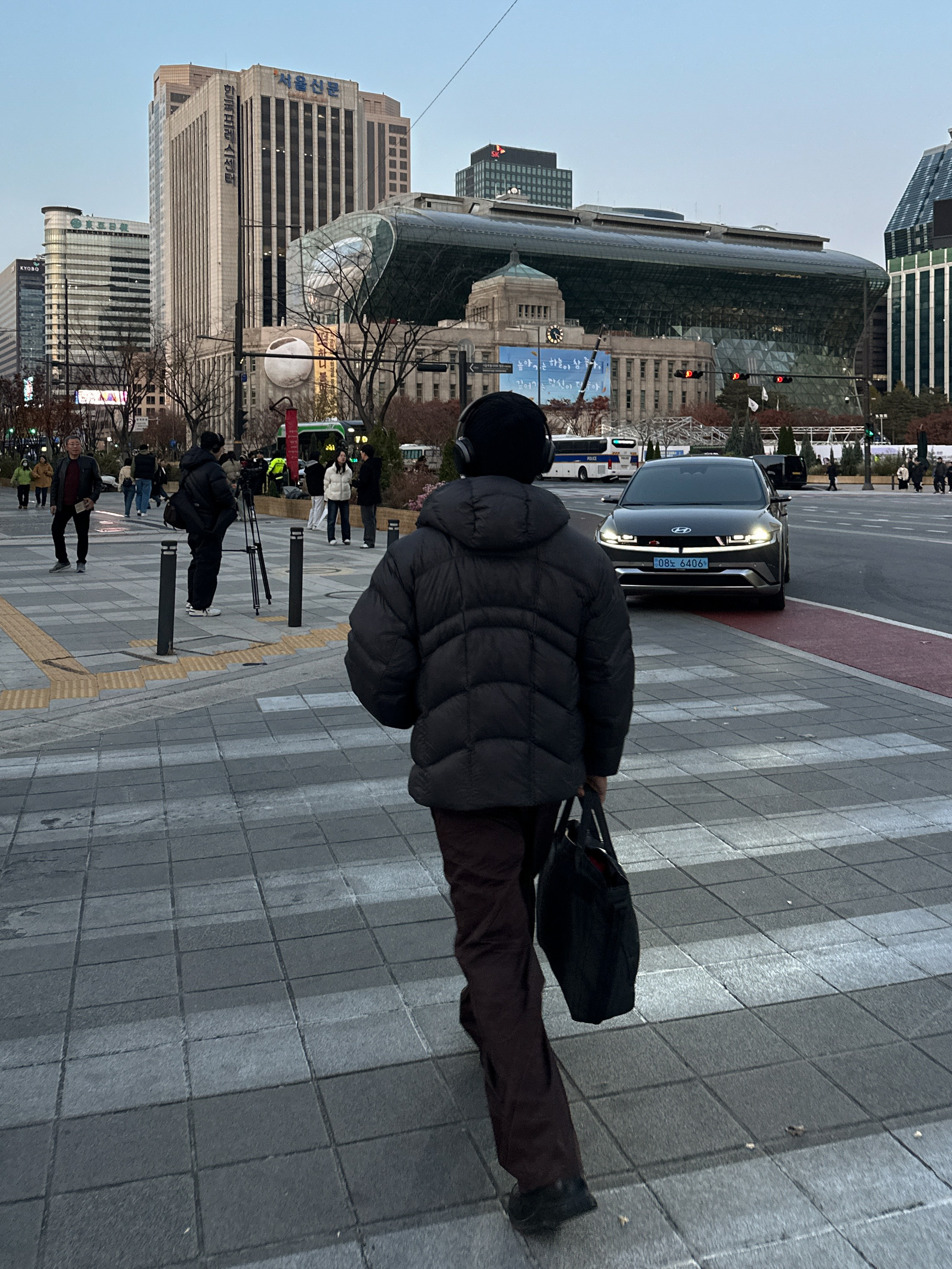 BOSE QC Ultra Black (Korean Ver.), Uniqlo 2-Way Utility Bag Gray 착용 스타일 - 8