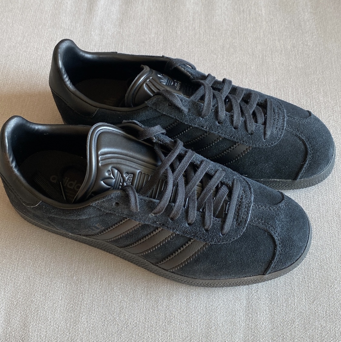 Adidas Gazelle Triple Black 착용 스타일 - 2