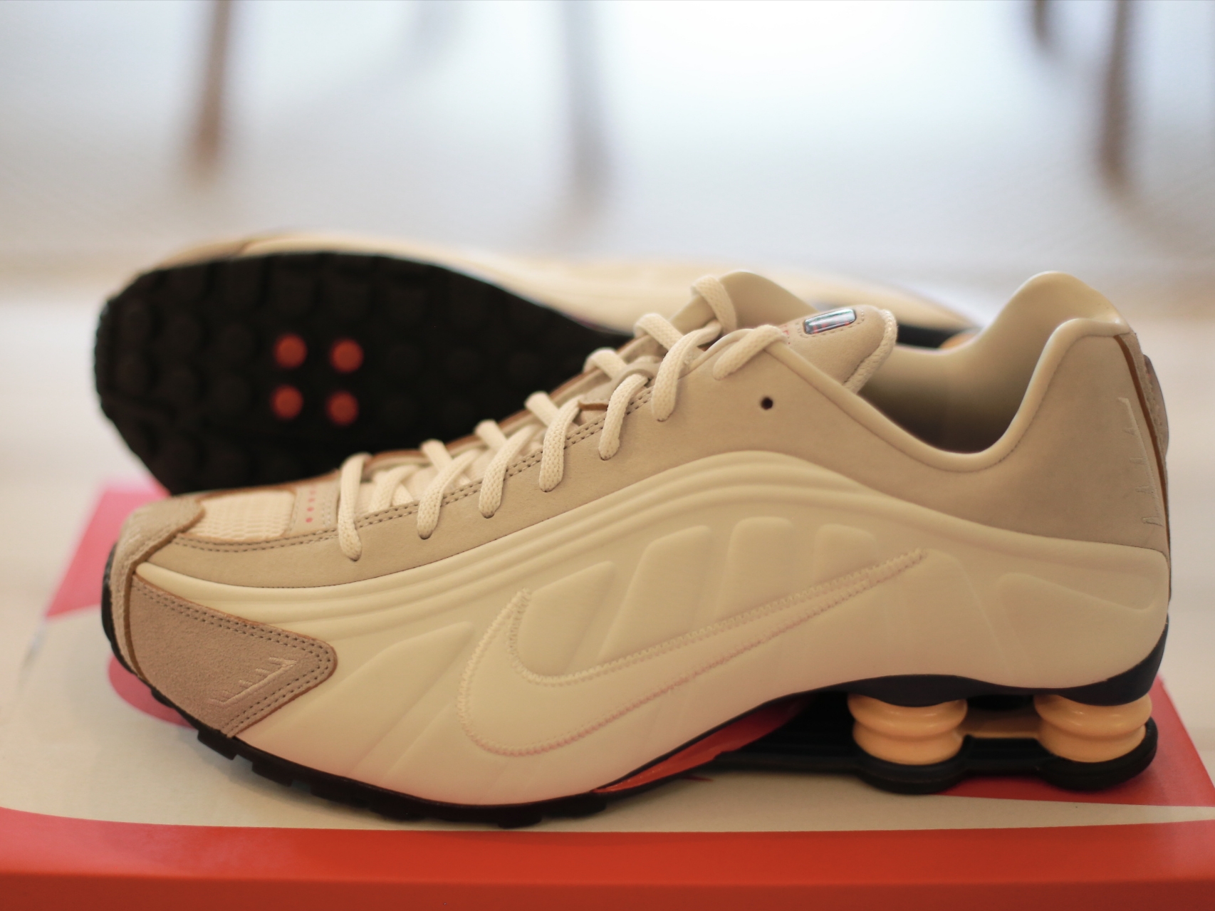 Nike Shox R4 PRM Light Iron Ore and Phantom 착용 스타일 - 4