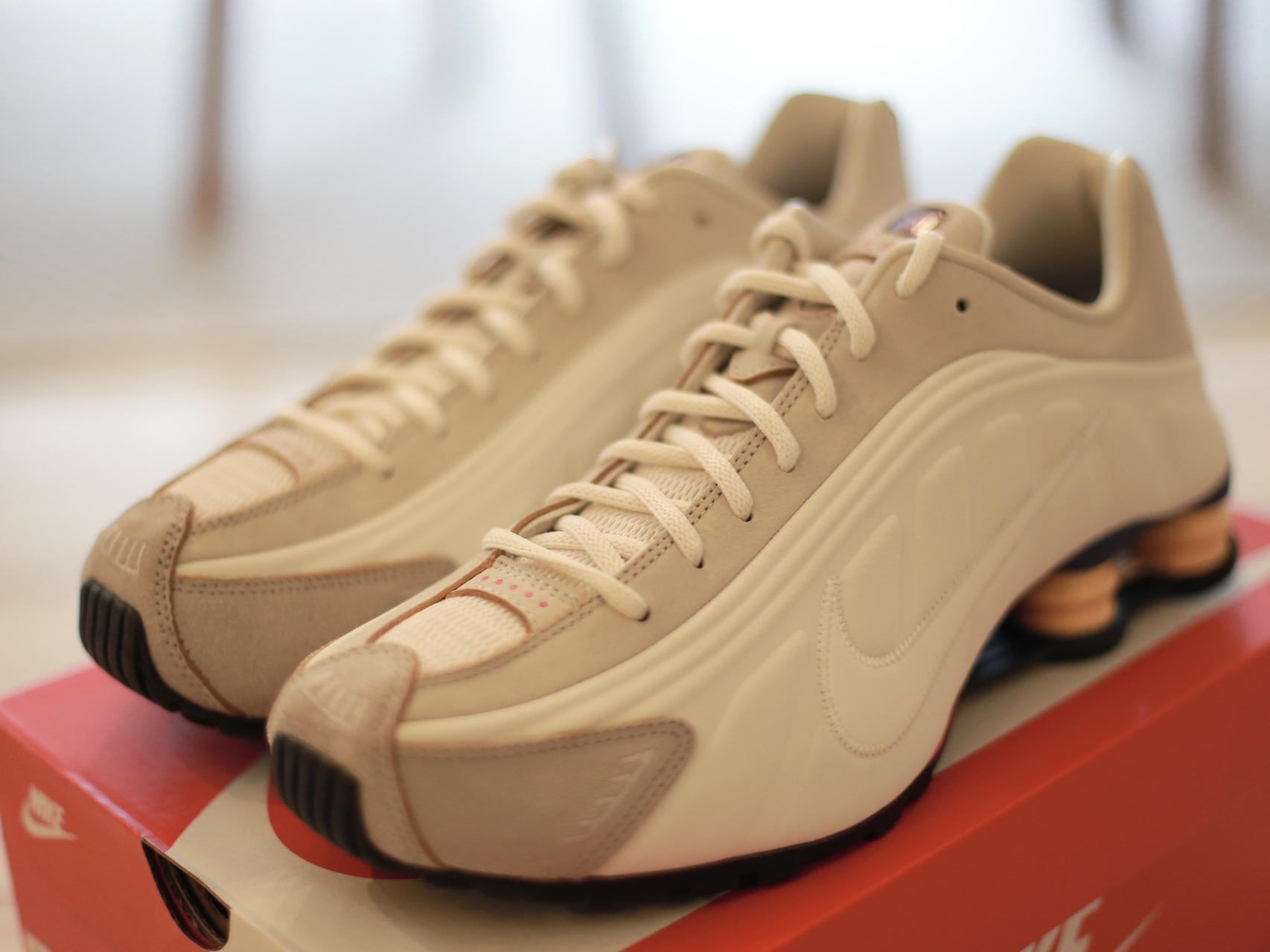 Nike Shox R4 PRM Light Iron Ore and Phantom 착용 스타일 - 2