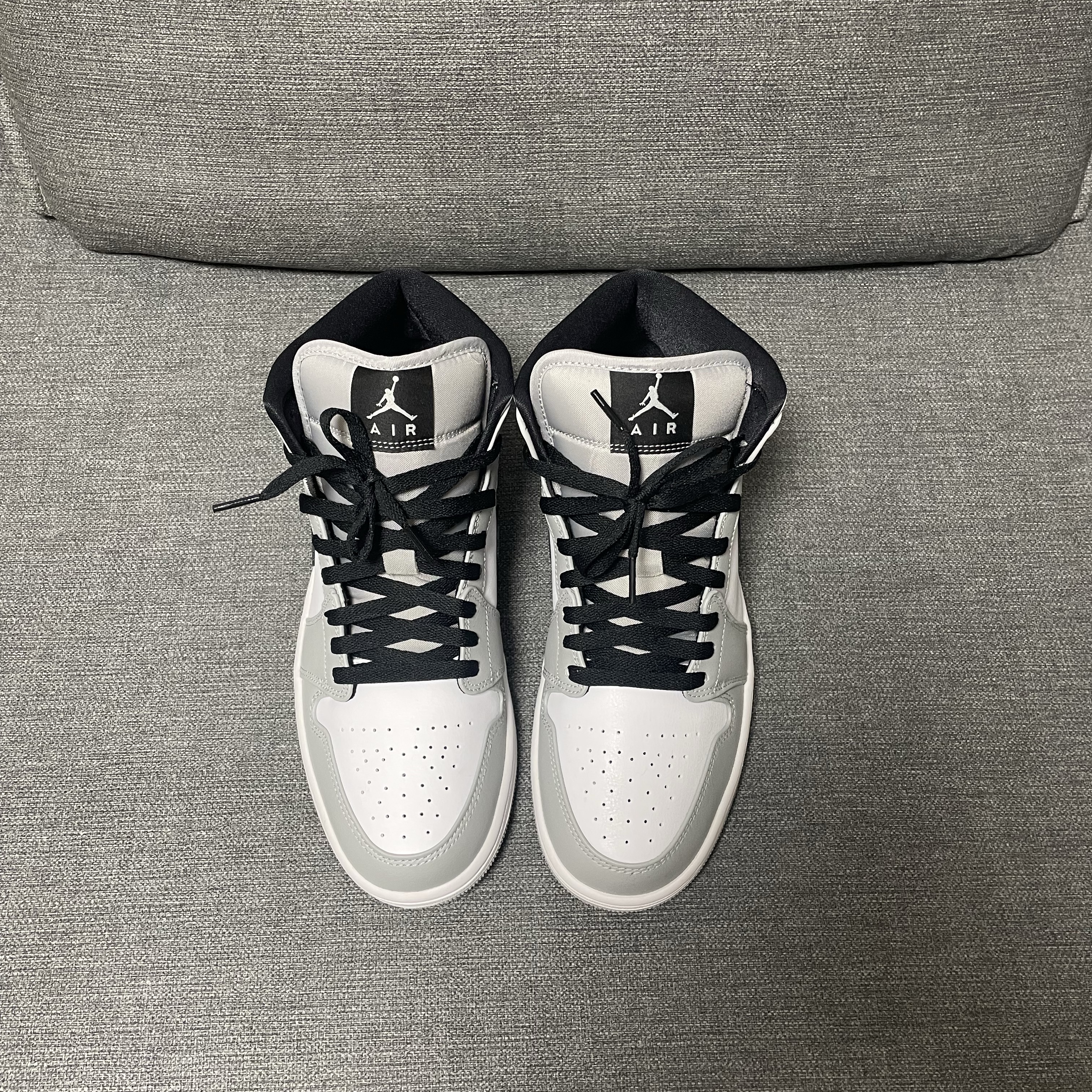 Jordan 1 Mid Light Smoke Grey 착용 스타일 - 3