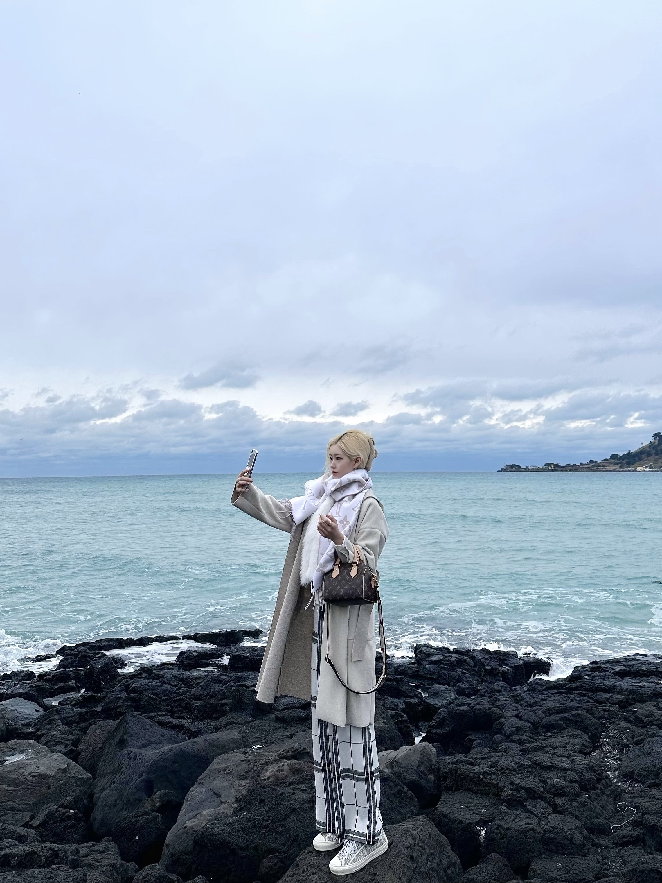 Louis Vuitton LV Essential Muffler Beige Rose, Louis Vuitton Speedy Bandouliere 20 Monogram Black 착용 스타일 - 2