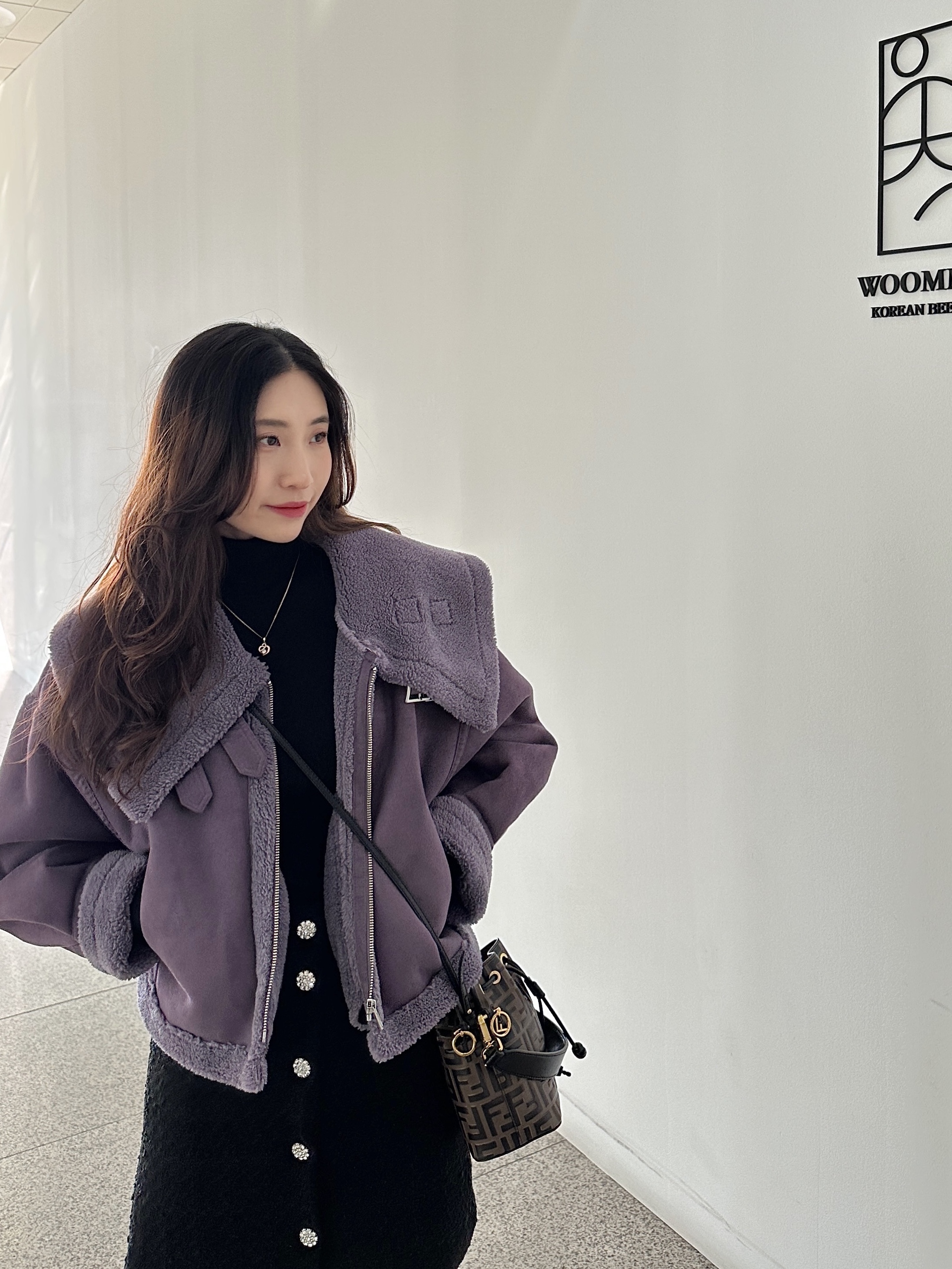 Fendi Mon Tresor FF Motif Leather Mini Bag Brown 착용 스타일 - 3