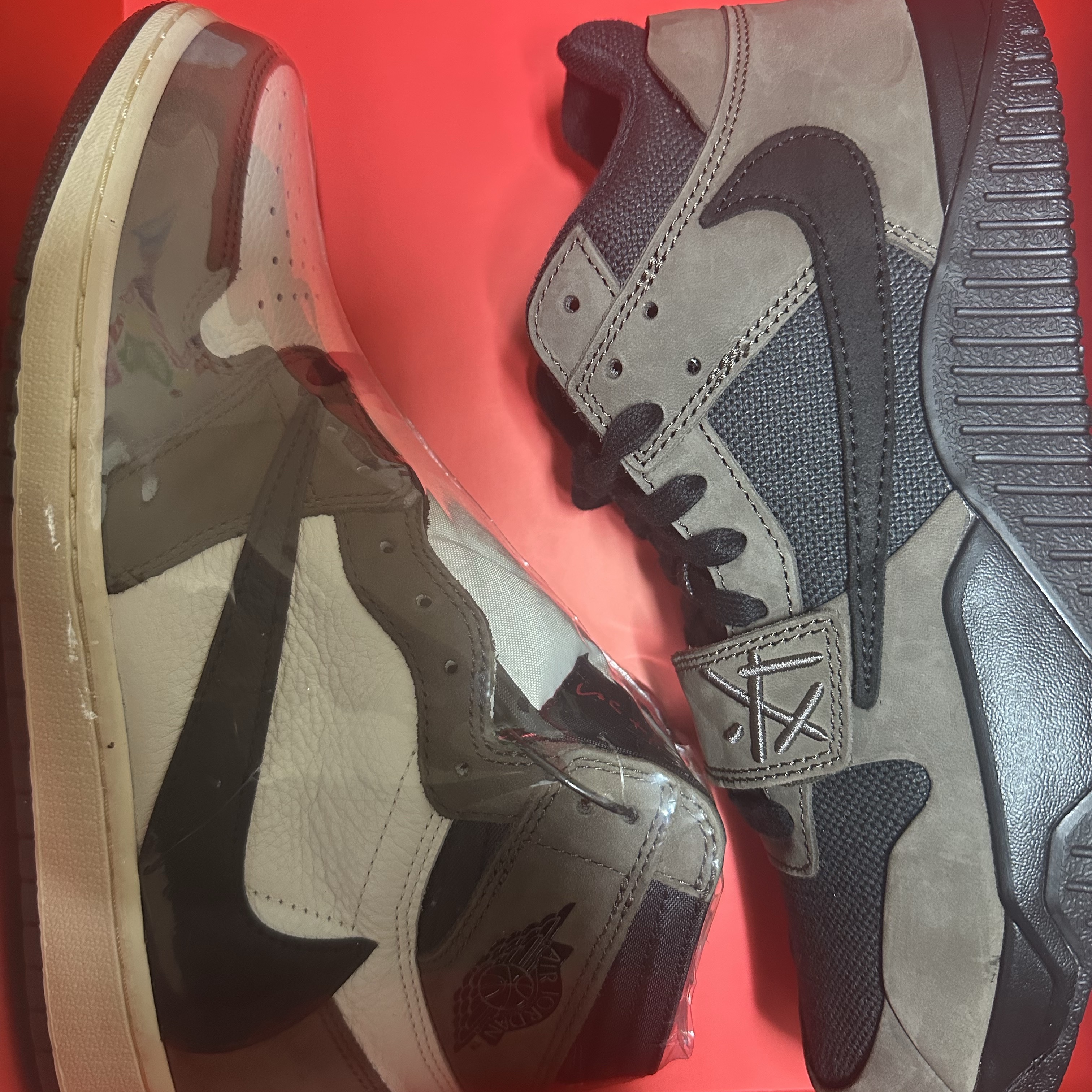 Jordan x Travis Scott Jumpman Jack TR Black and Dark Mocha 착용 스타일 - 3