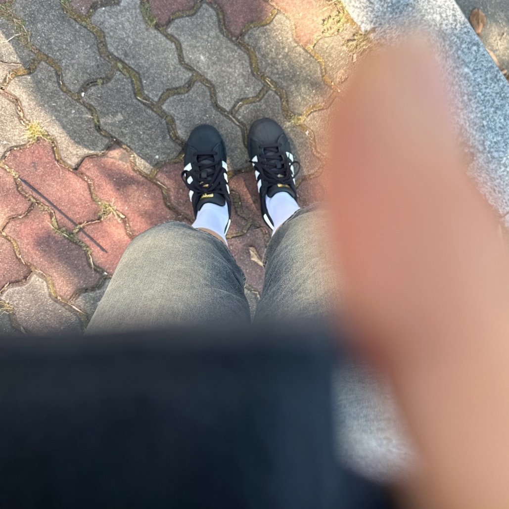 Adidas Superstar Core Black White 착용 스타일