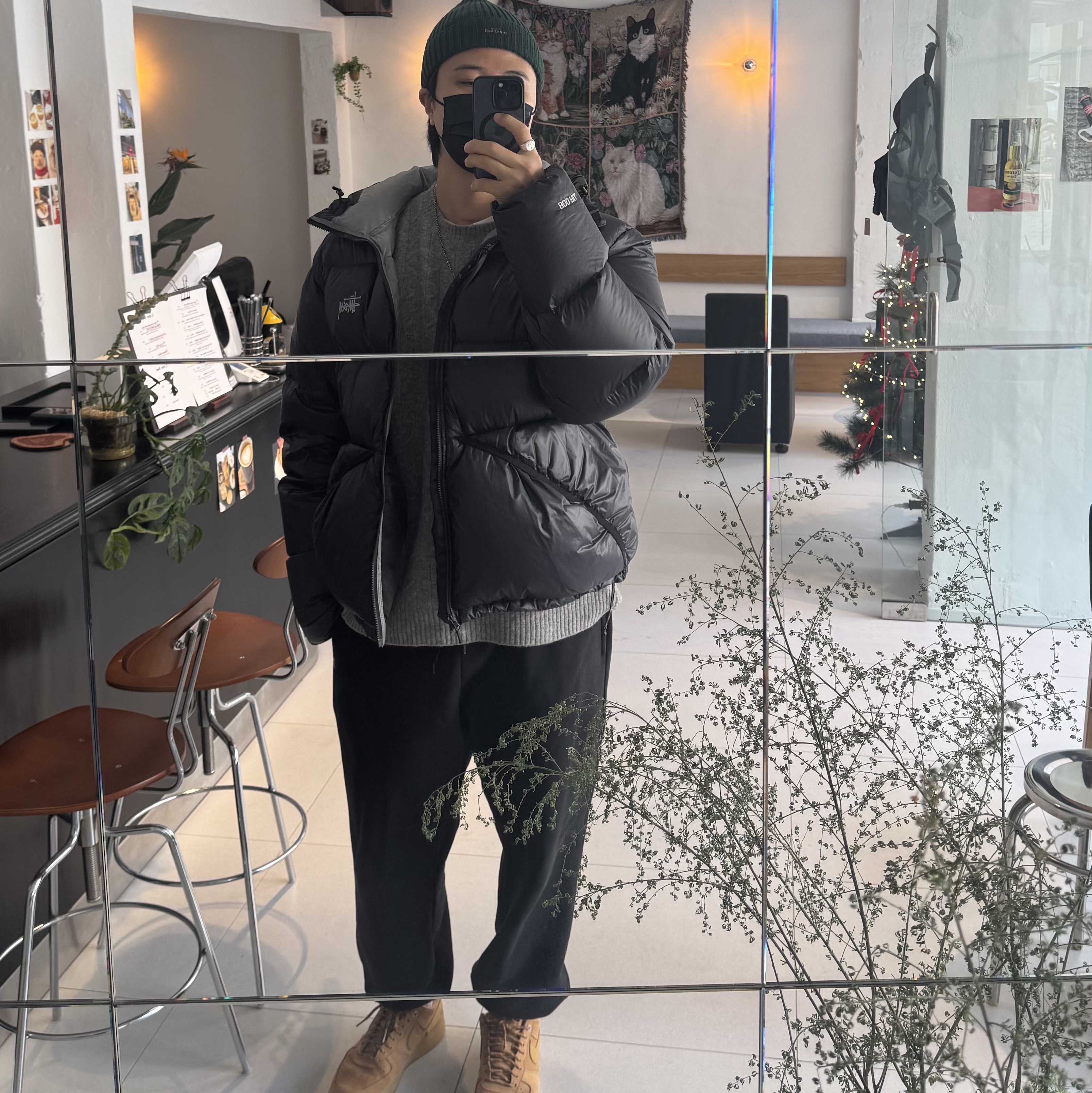 Stussy Down Parka Micro Ripstop Phantom Black, Nike Air Force 1 '07 WB Flax 착용 스타일