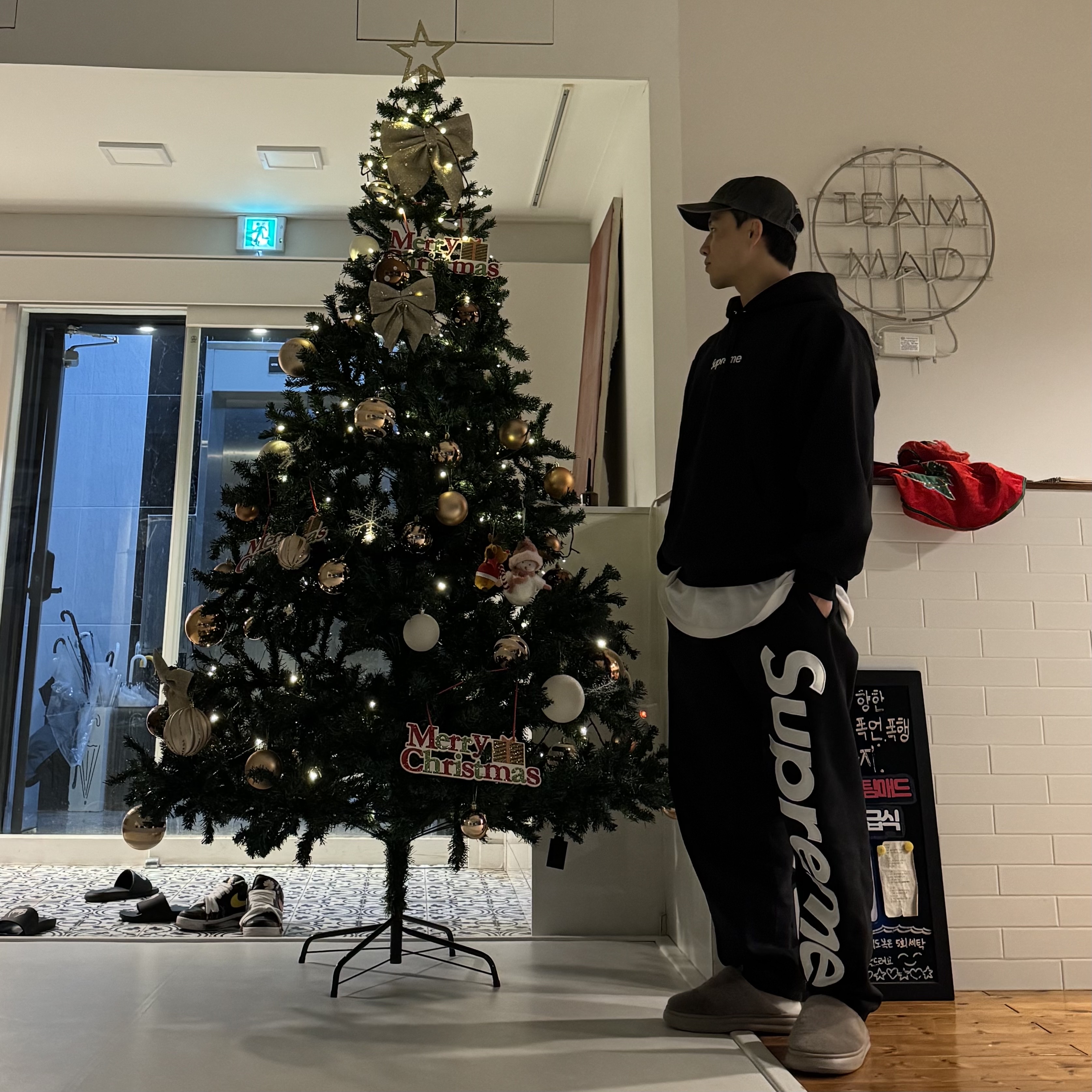 Supreme Box Logo Hooded Sweatshirt Black - 23FW, Supreme Satin Applique Sweatpants Black - 24FW 착용 스타일 - 1