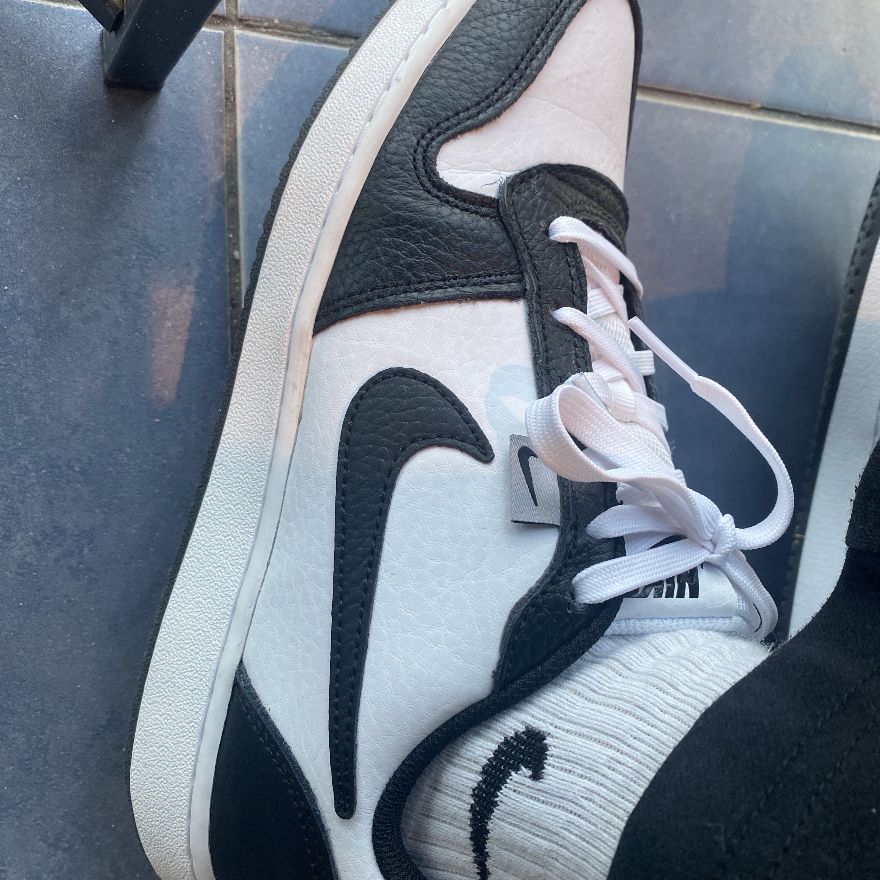 Nike Ebernon Low Premium White Black 착용 스타일 - 2